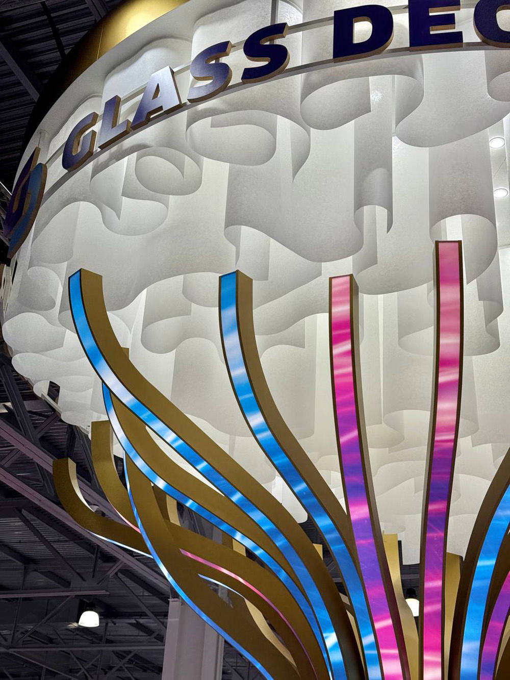 Фантазийное дерево с облачной кроной для стенда Glass Decor