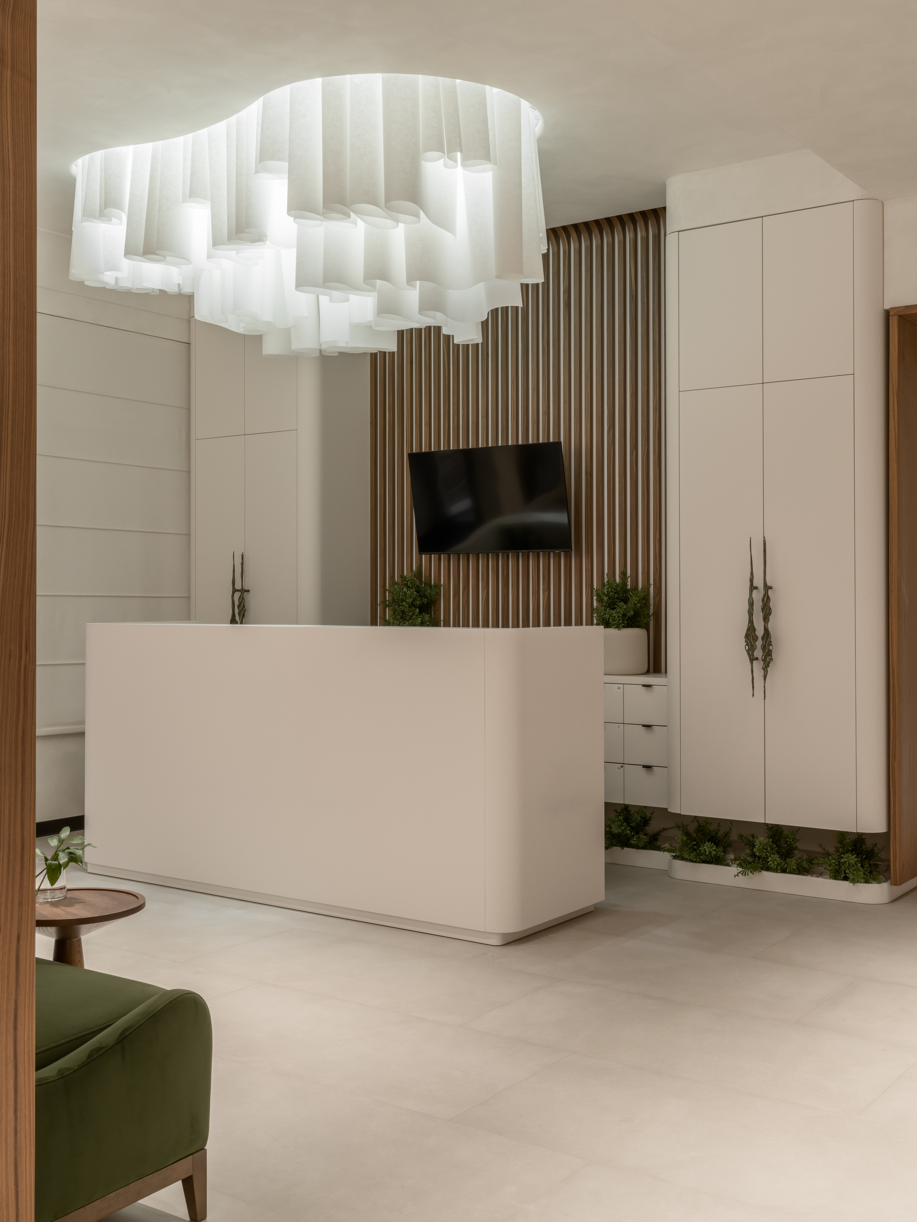 Фактурная люстра Wave ceiling для зоны ресепшен