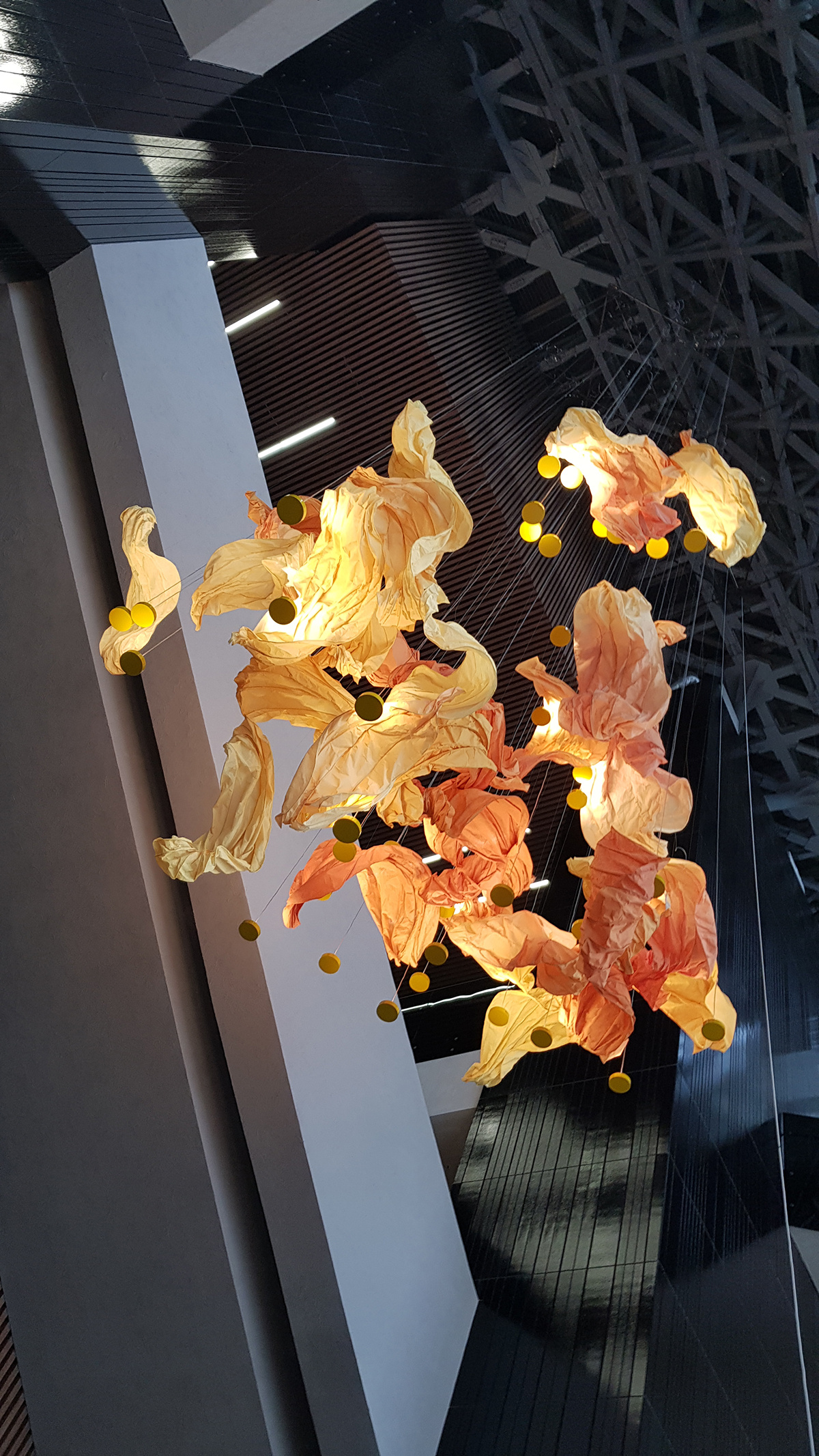 Гигантская люстра для холла концертного зала