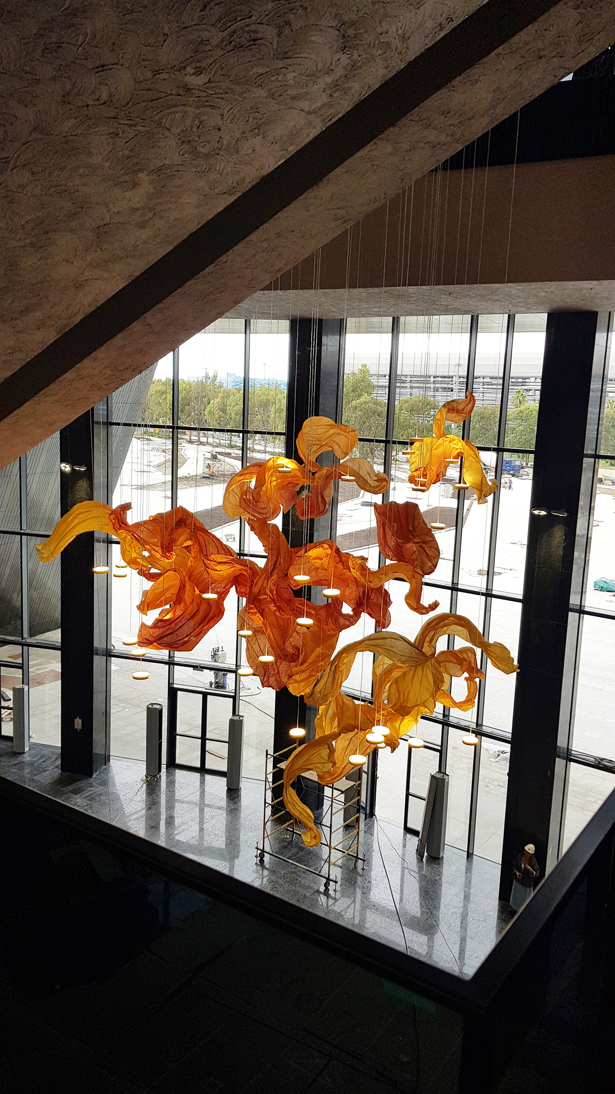 Гигантская люстра для холла концертного зала