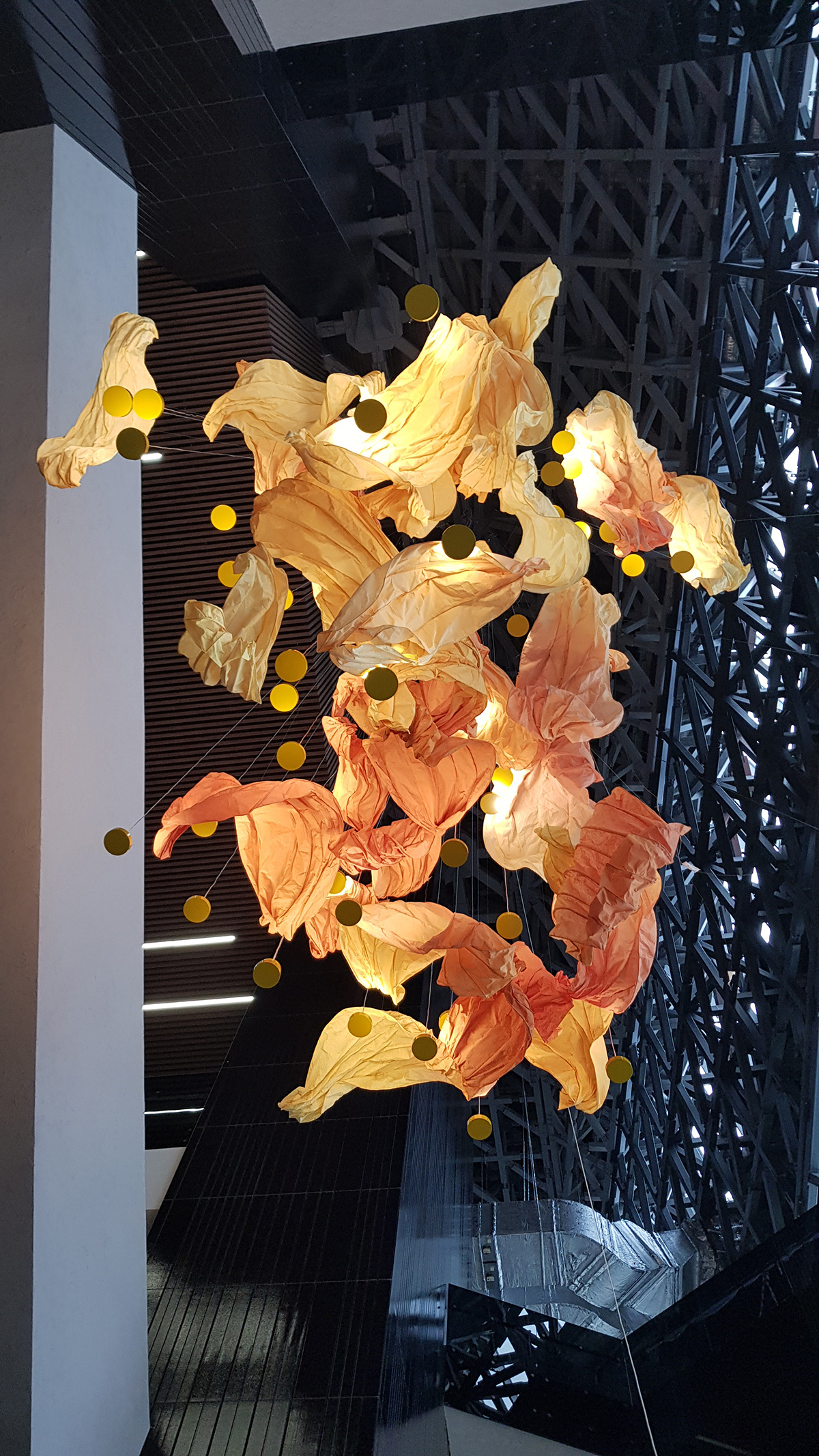 Гигантская люстра для холла концертного зала