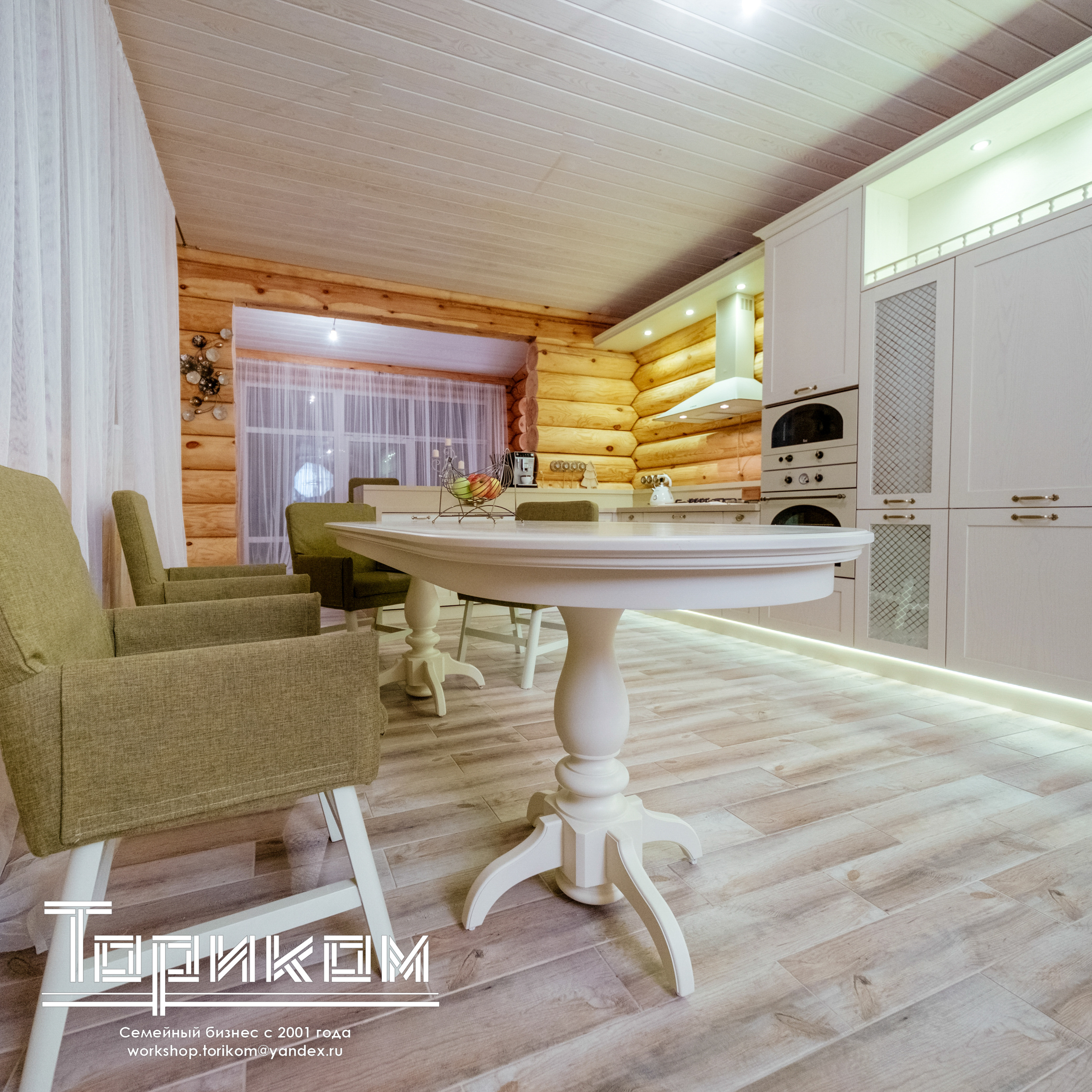 Кухня кантри с каменной столешницей и фасадами из массива, Екатеринбург.