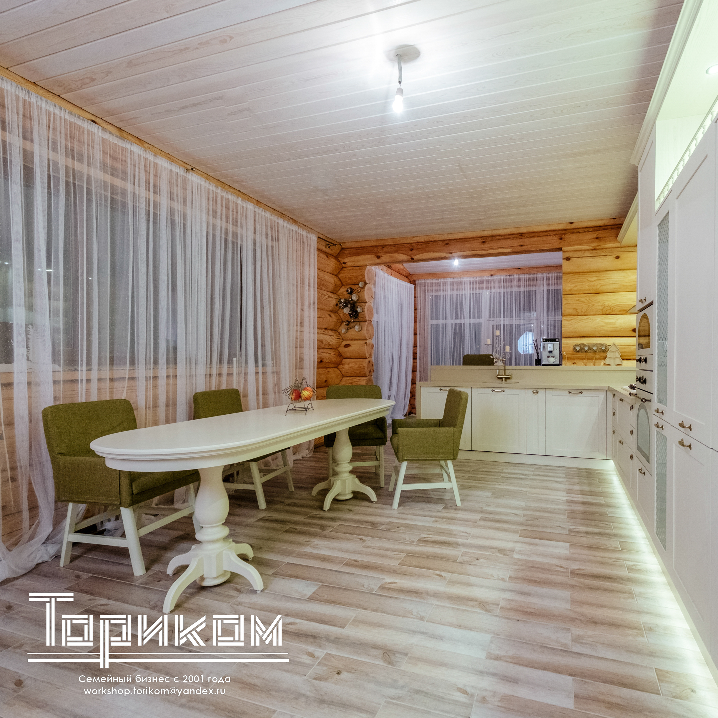 Кухня кантри с каменной столешницей и фасадами из массива, Екатеринбург.