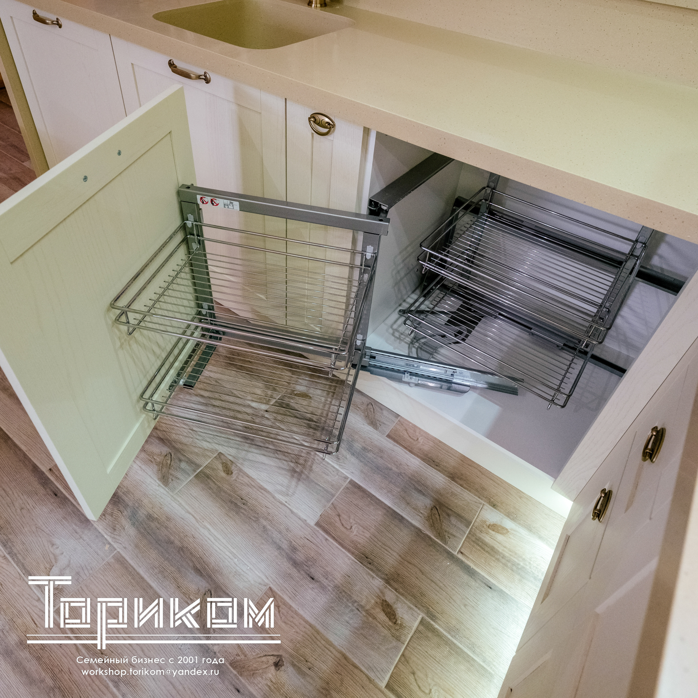 Кухня кантри с каменной столешницей и фасадами из массива, Екатеринбург.