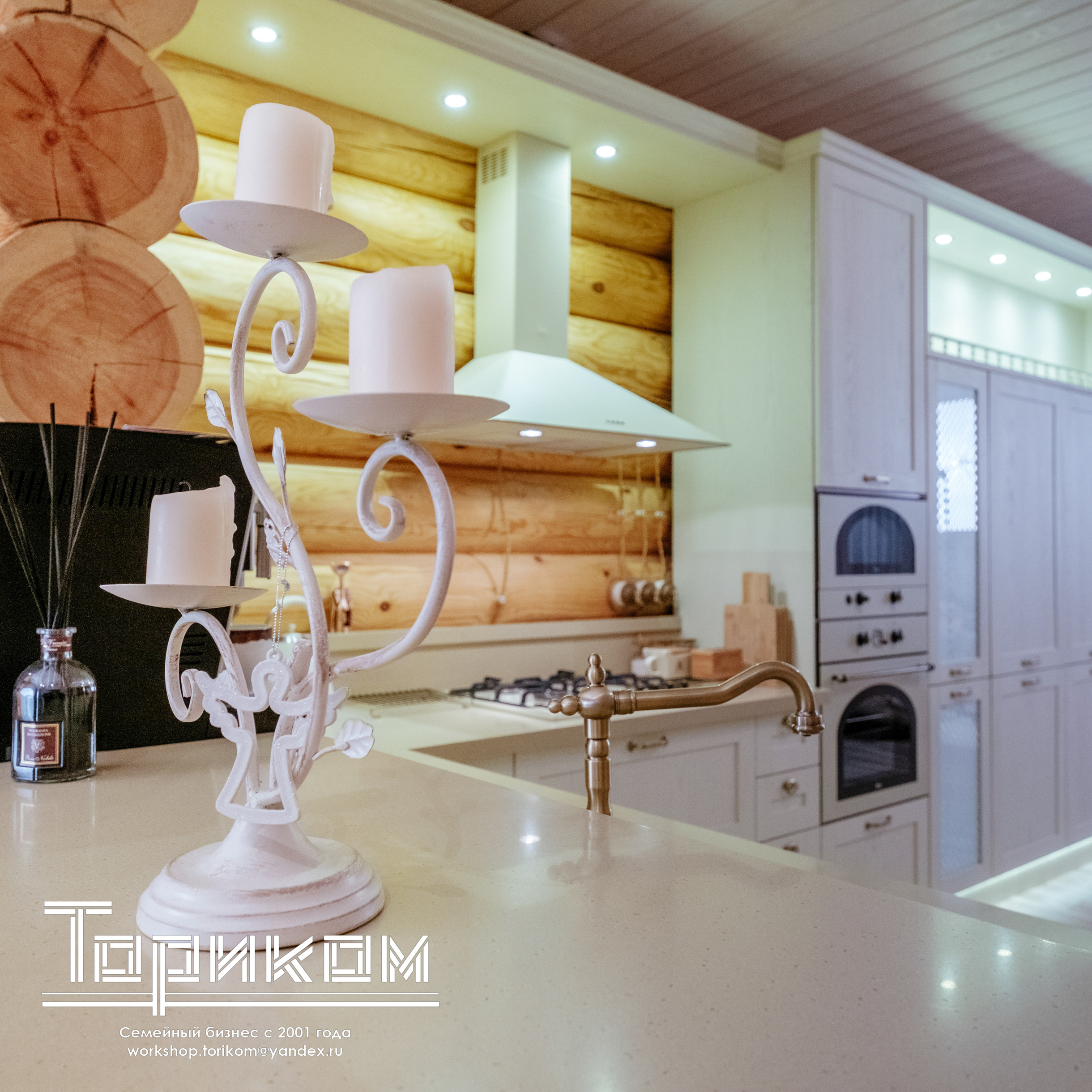 Кухня кантри с каменной столешницей и фасадами из массива, Екатеринбург.