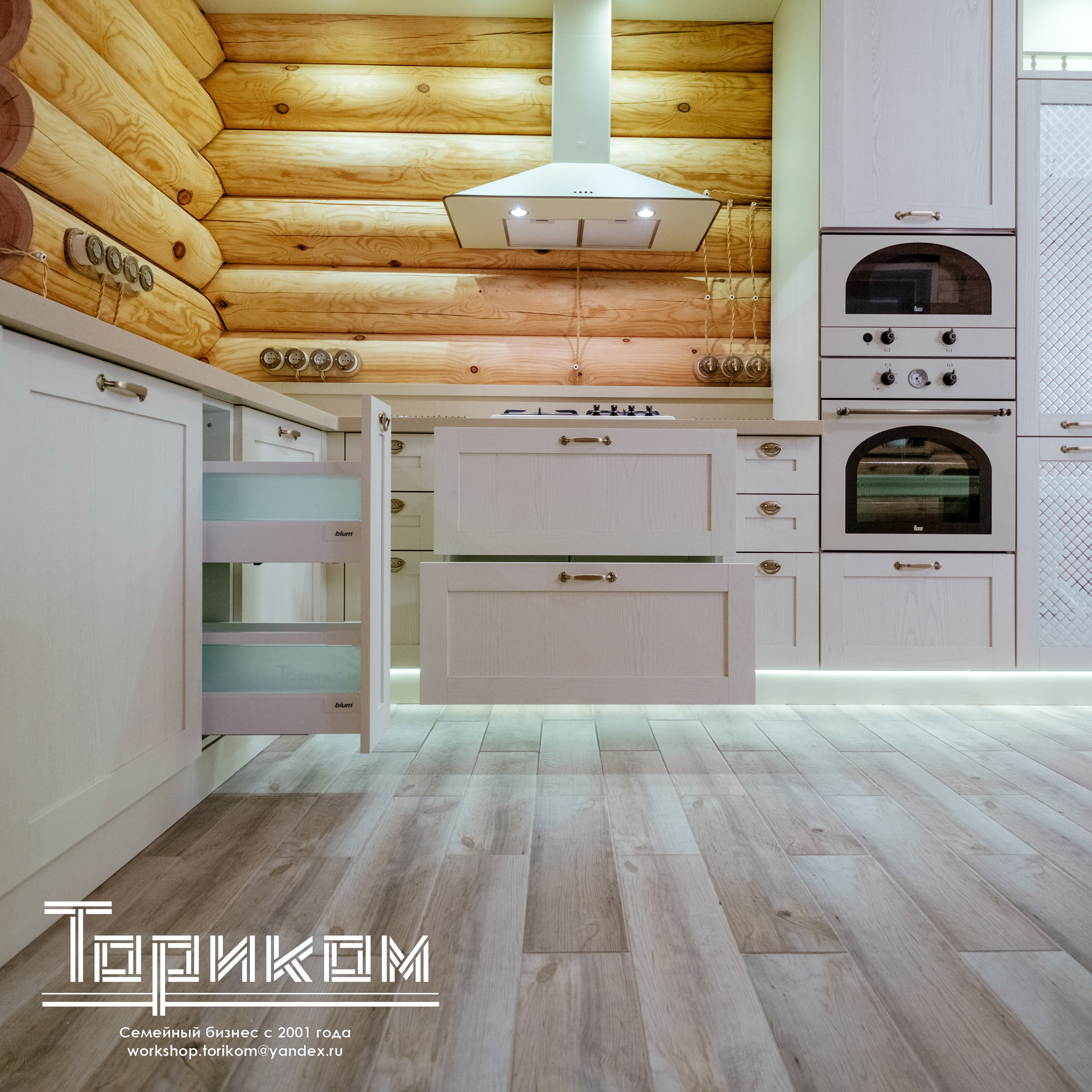 Кухня кантри с каменной столешницей и фасадами из массива, Екатеринбург.