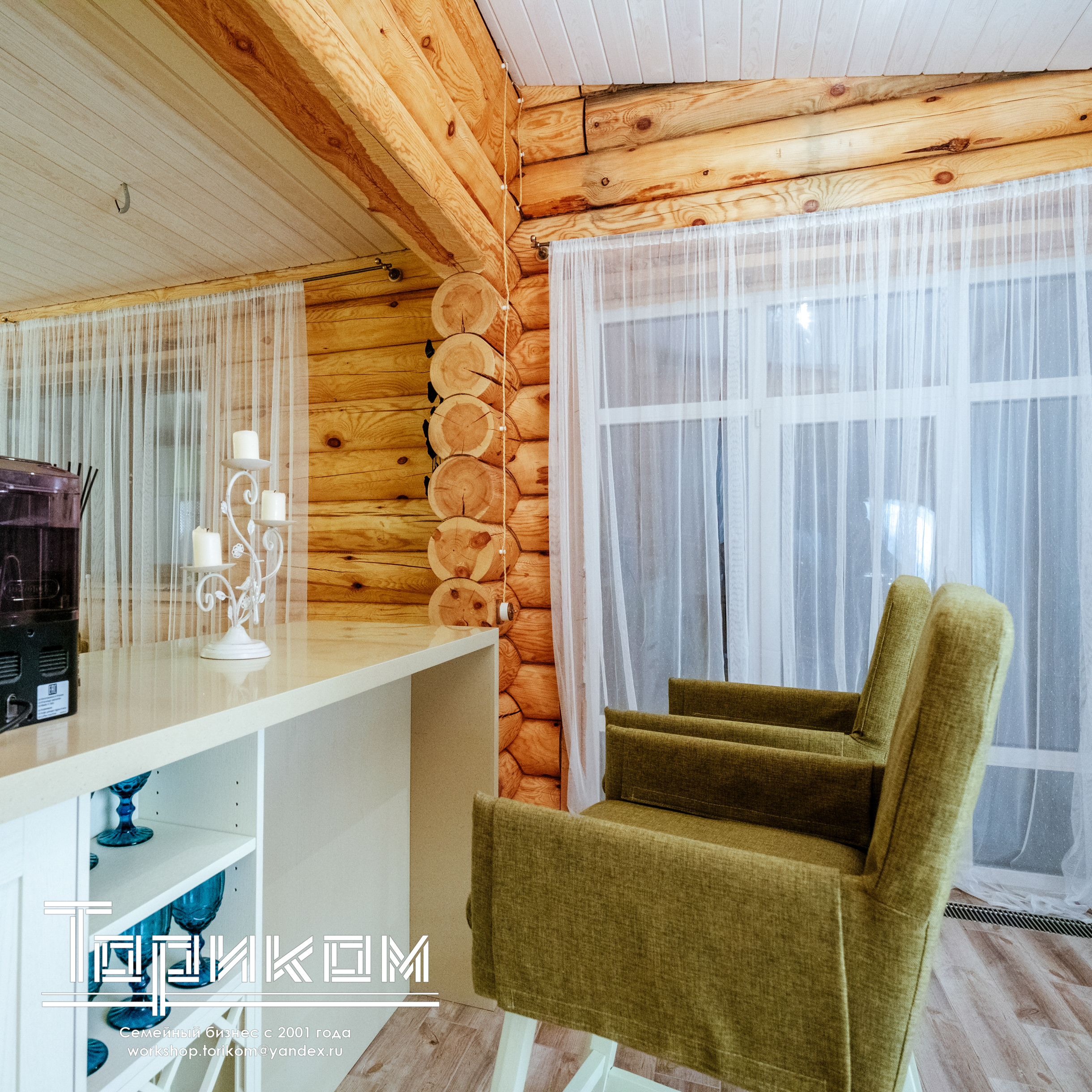 Кухня кантри с каменной столешницей и фасадами из массива, Екатеринбург.