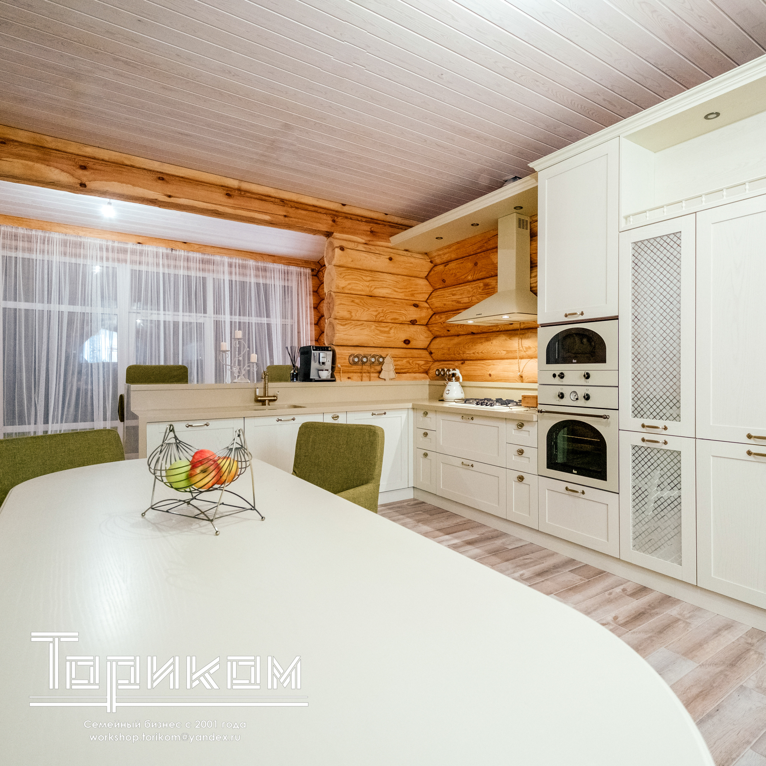 Обложка проекта: Кухня кантри с каменной столешницей и шпонированными фасадами, Екатеринбург.