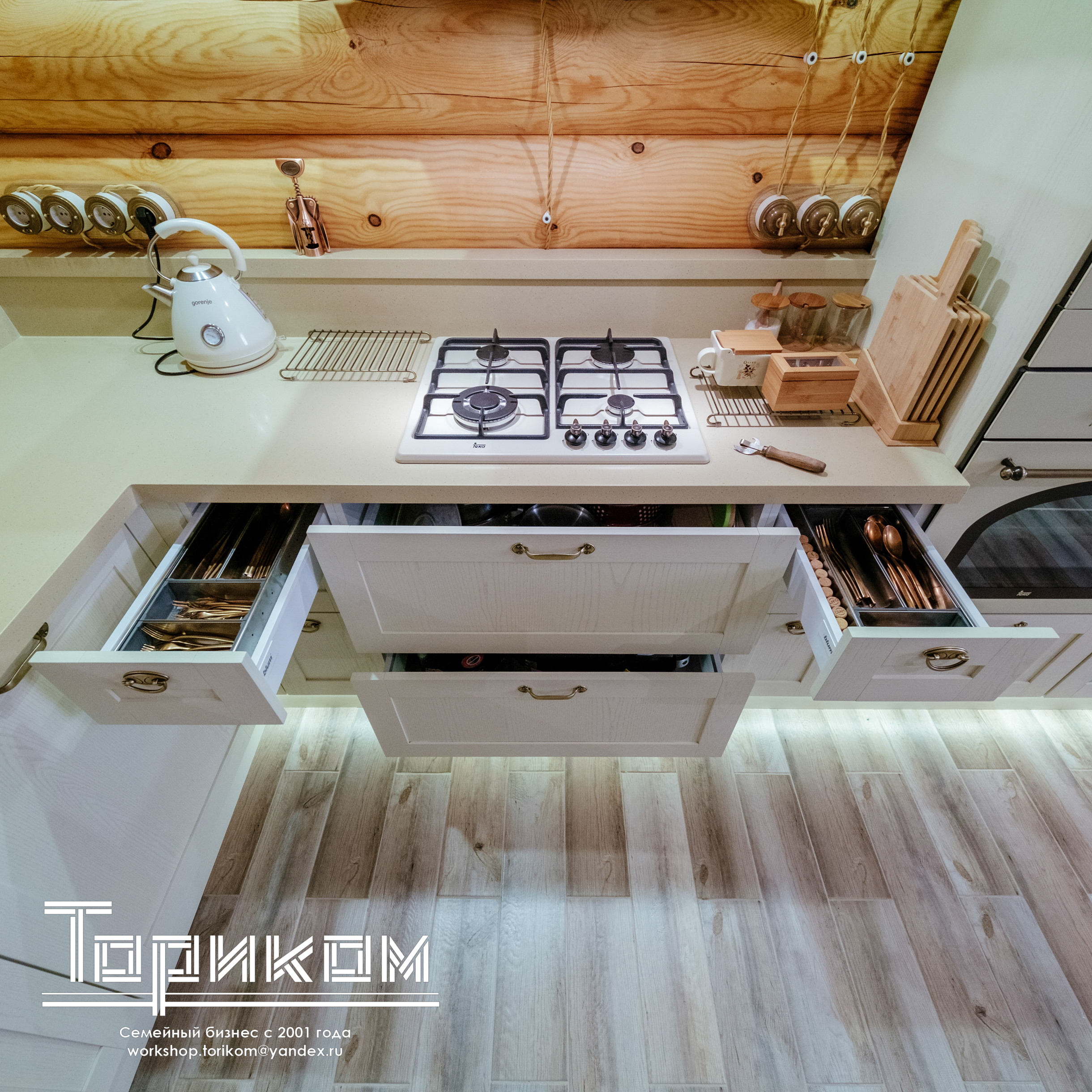 Кухня кантри с каменной столешницей и фасадами из массива, Екатеринбург.