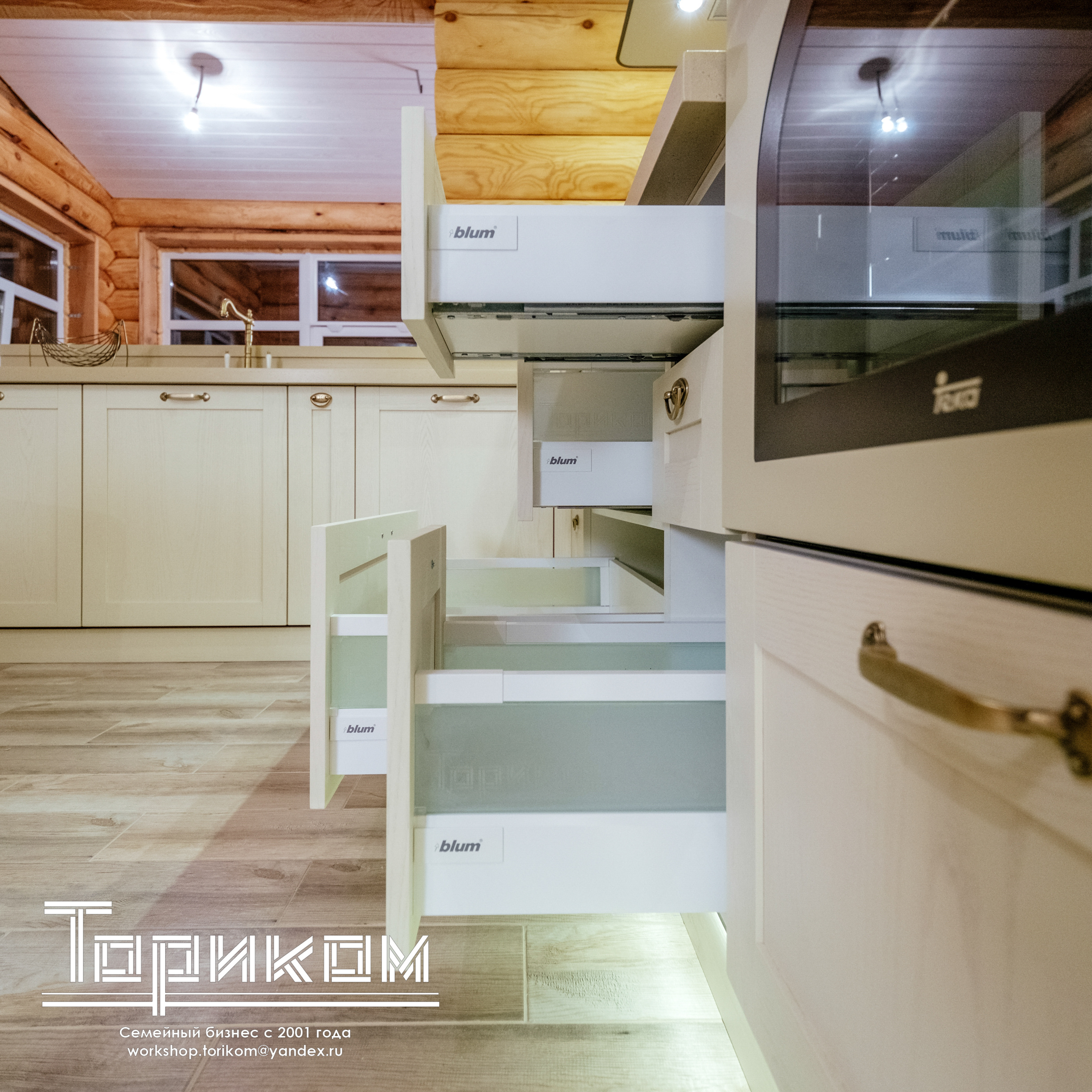 Кухня кантри с каменной столешницей и фасадами из массива, Екатеринбург.