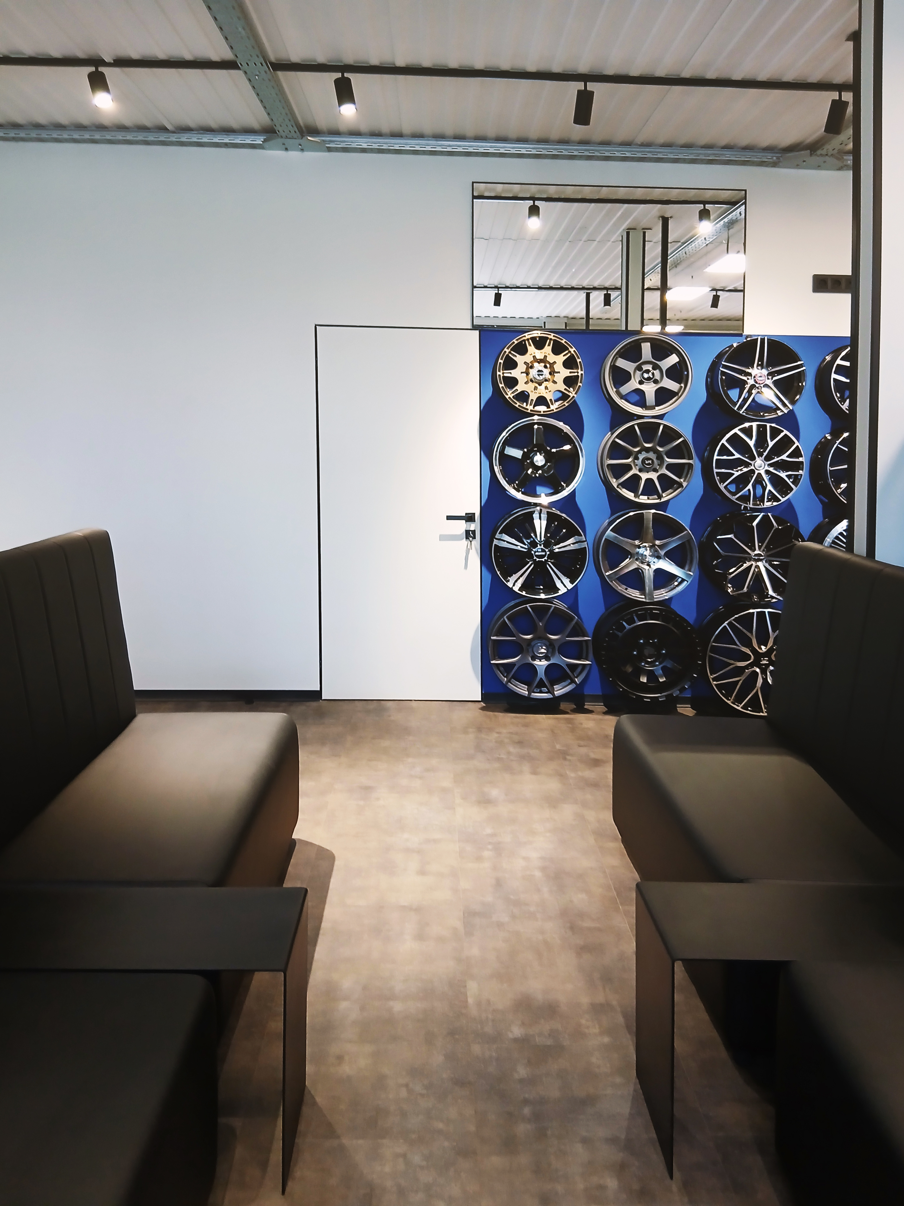 Реализованный дизайн-проект магазина 700 шин. Локация: г. Волжский (2025г)