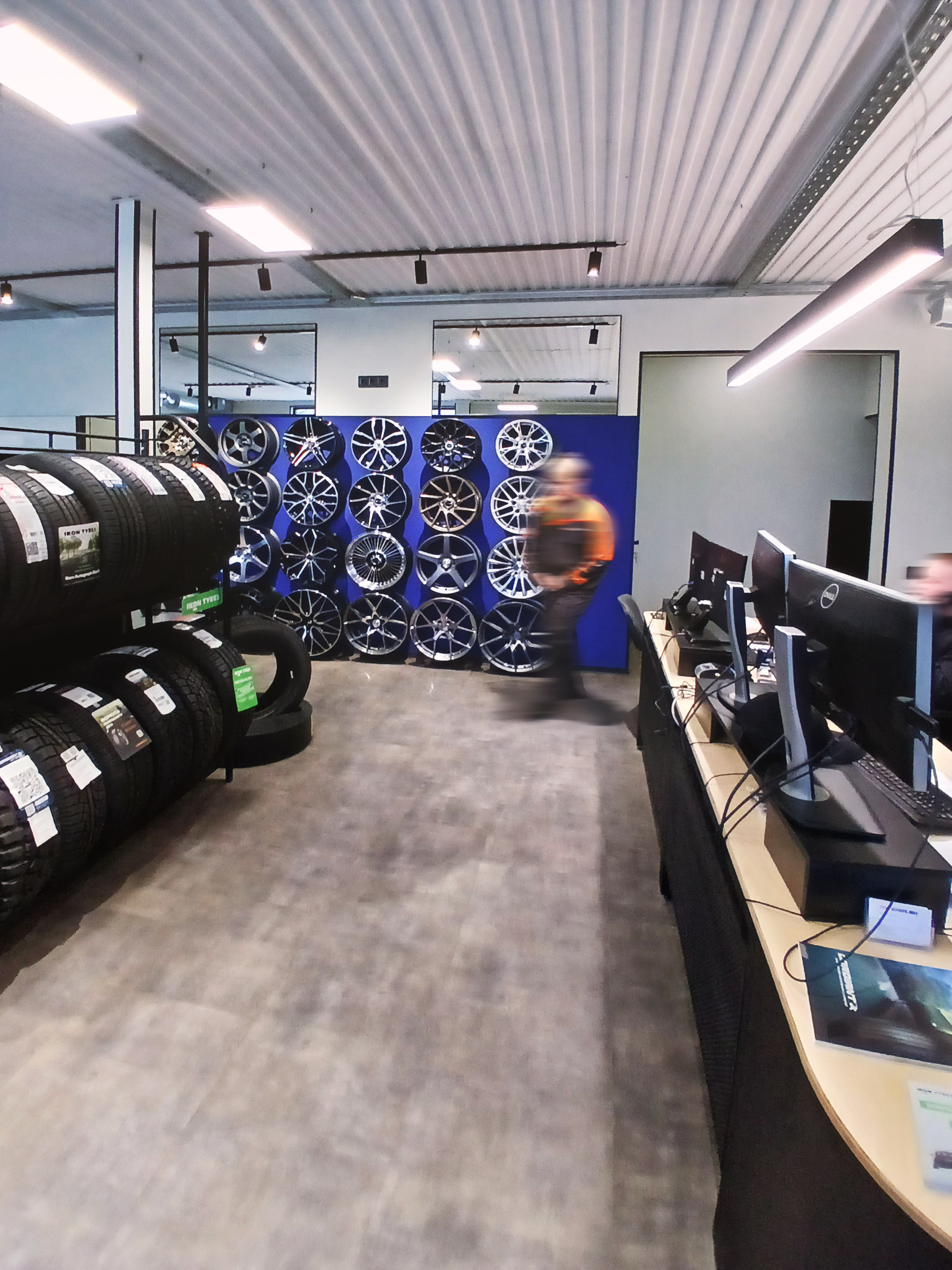 Реализованный дизайн-проект магазина 700 шин. Локация: г. Волжский (2025г)