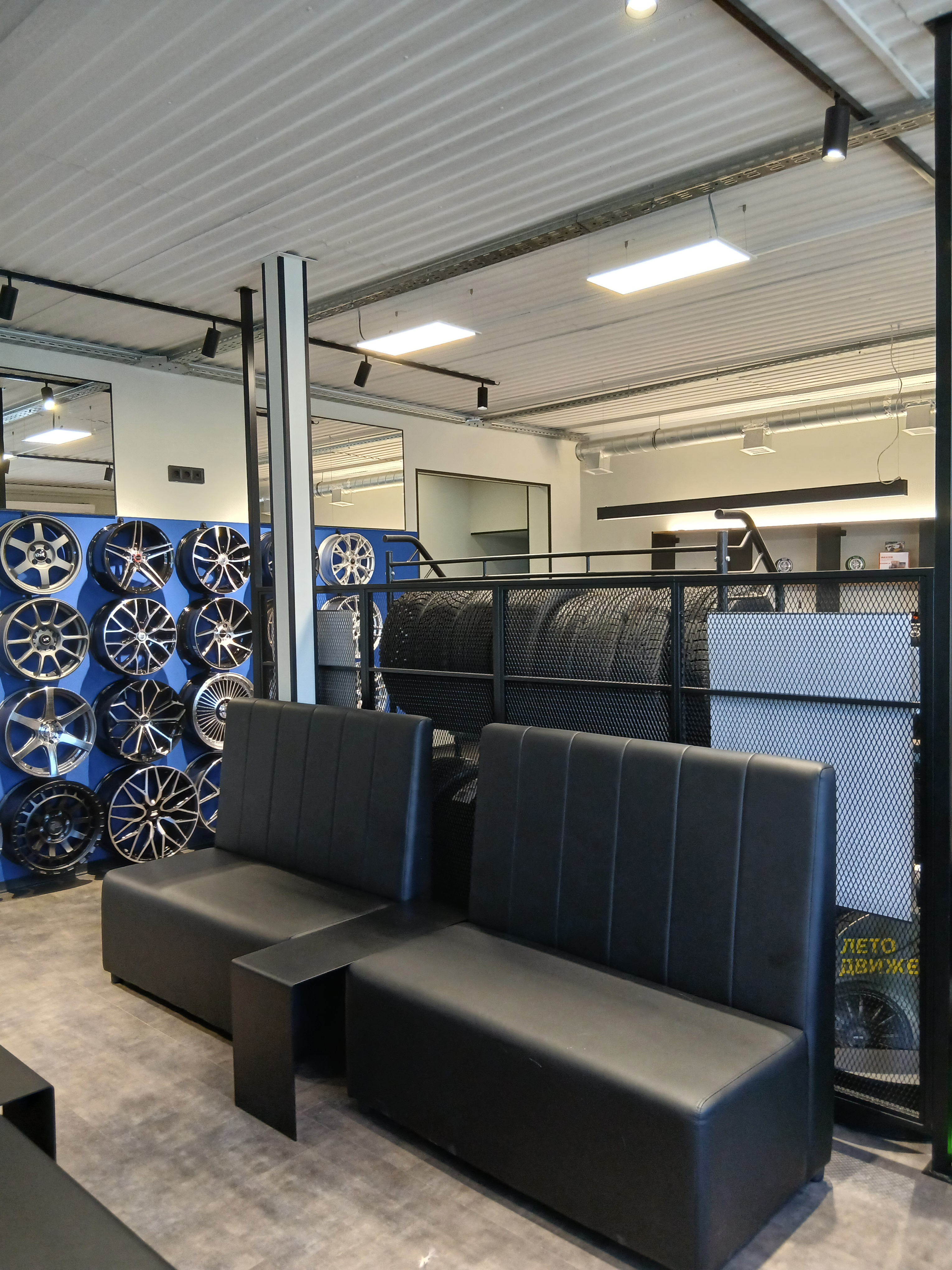 Реализованный дизайн-проект магазина 700 шин. Локация: г. Волжский (2025г)