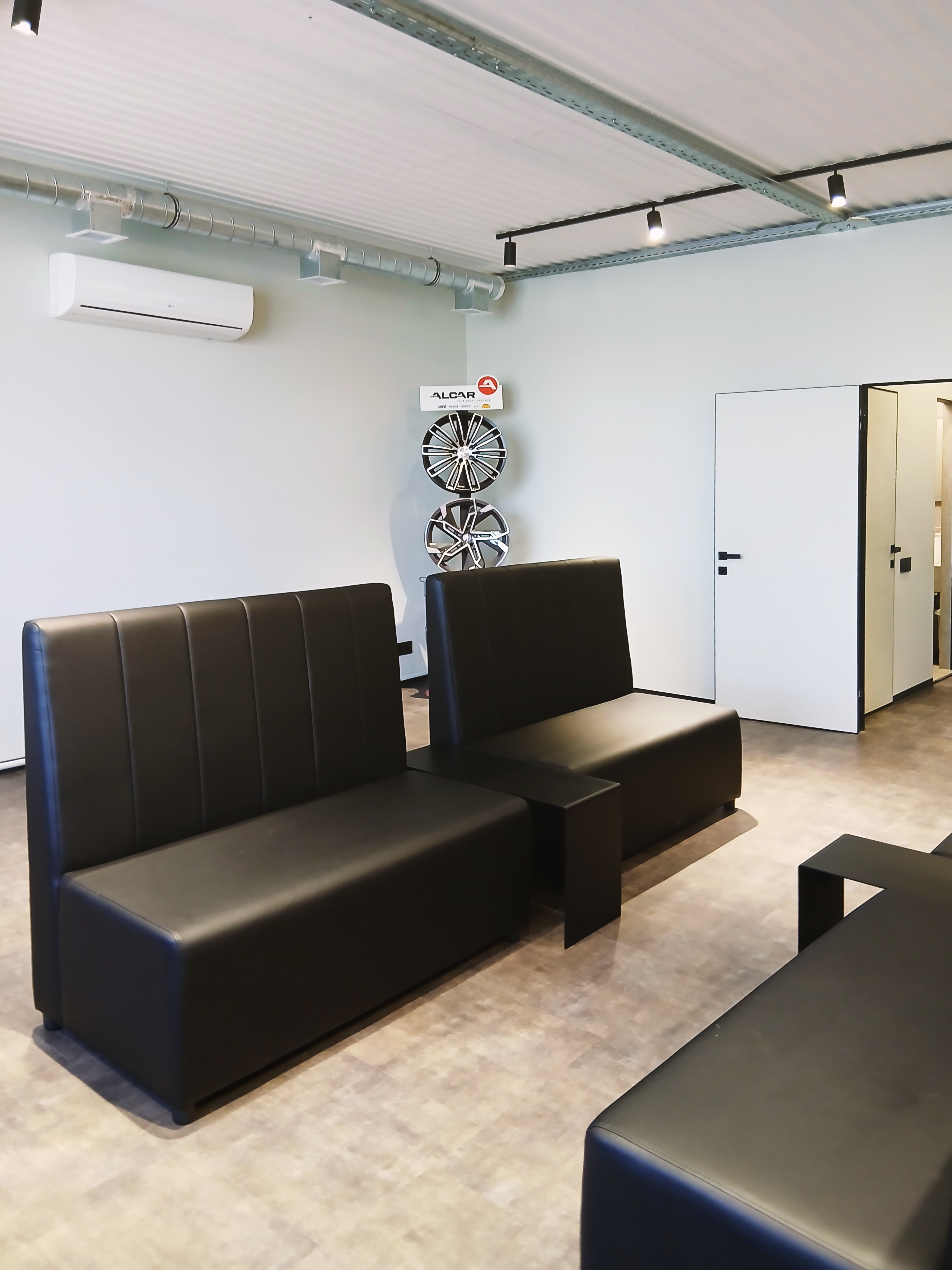 Реализованный дизайн-проект магазина 700 шин. Локация: г. Волжский (2025г)