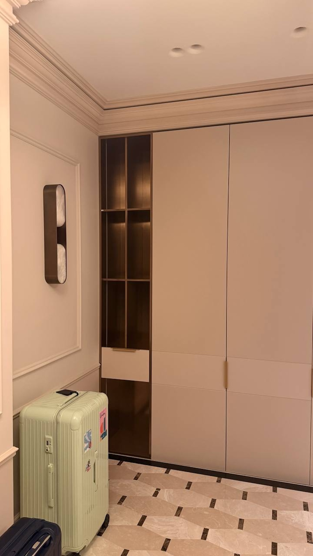 Обложка проекта: Прихожая с акцентными деталями в жидком металле