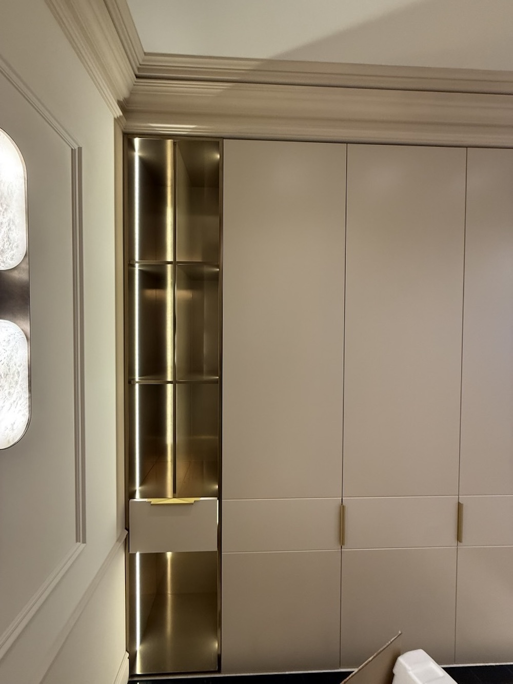 Прихожая с акцентными деталями в жидком металле