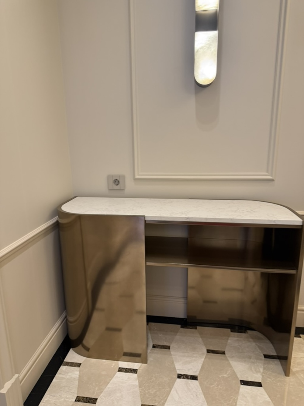 Прихожая с акцентными деталями в жидком металле