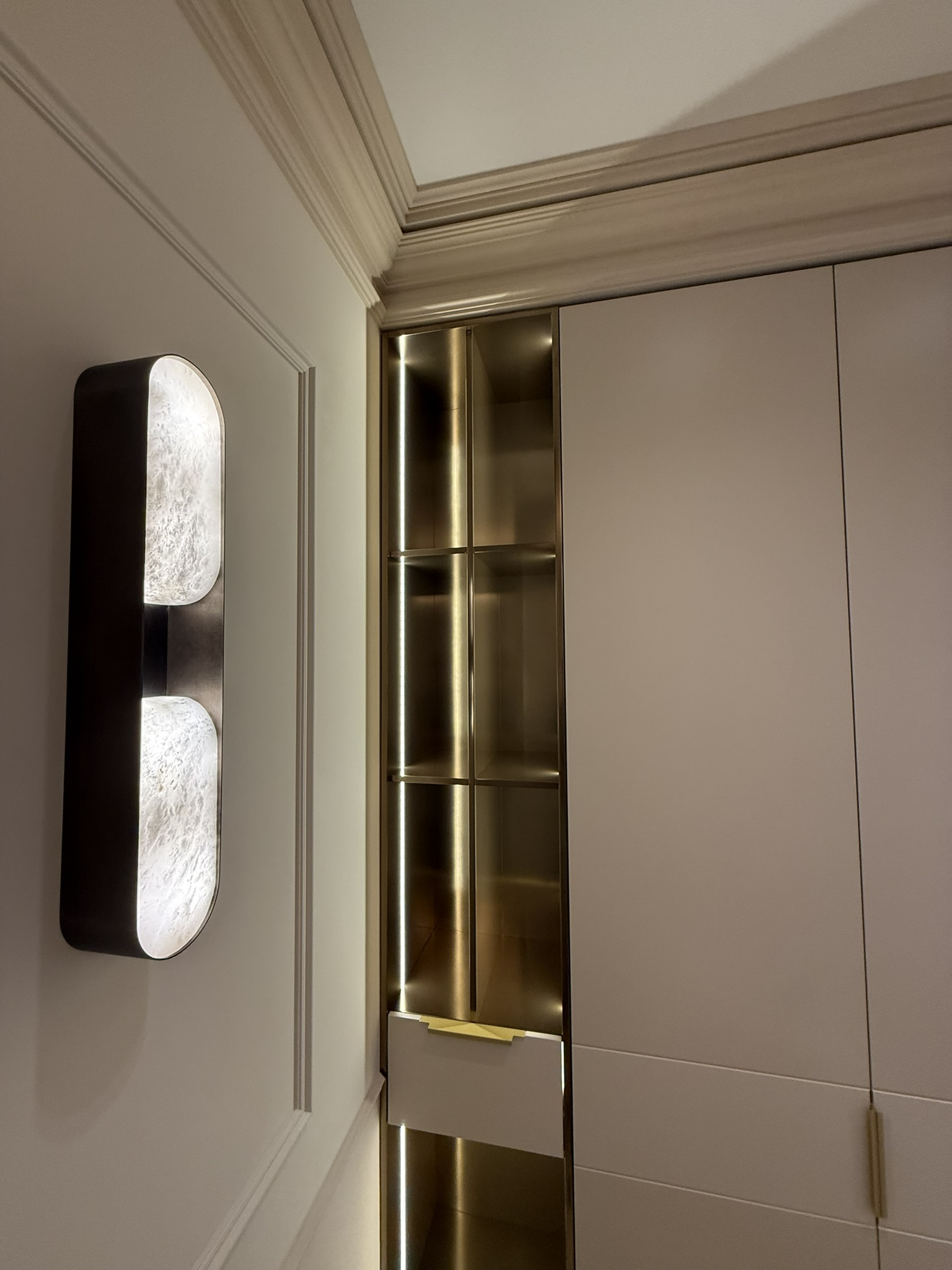 Прихожая с акцентными деталями в жидком металле