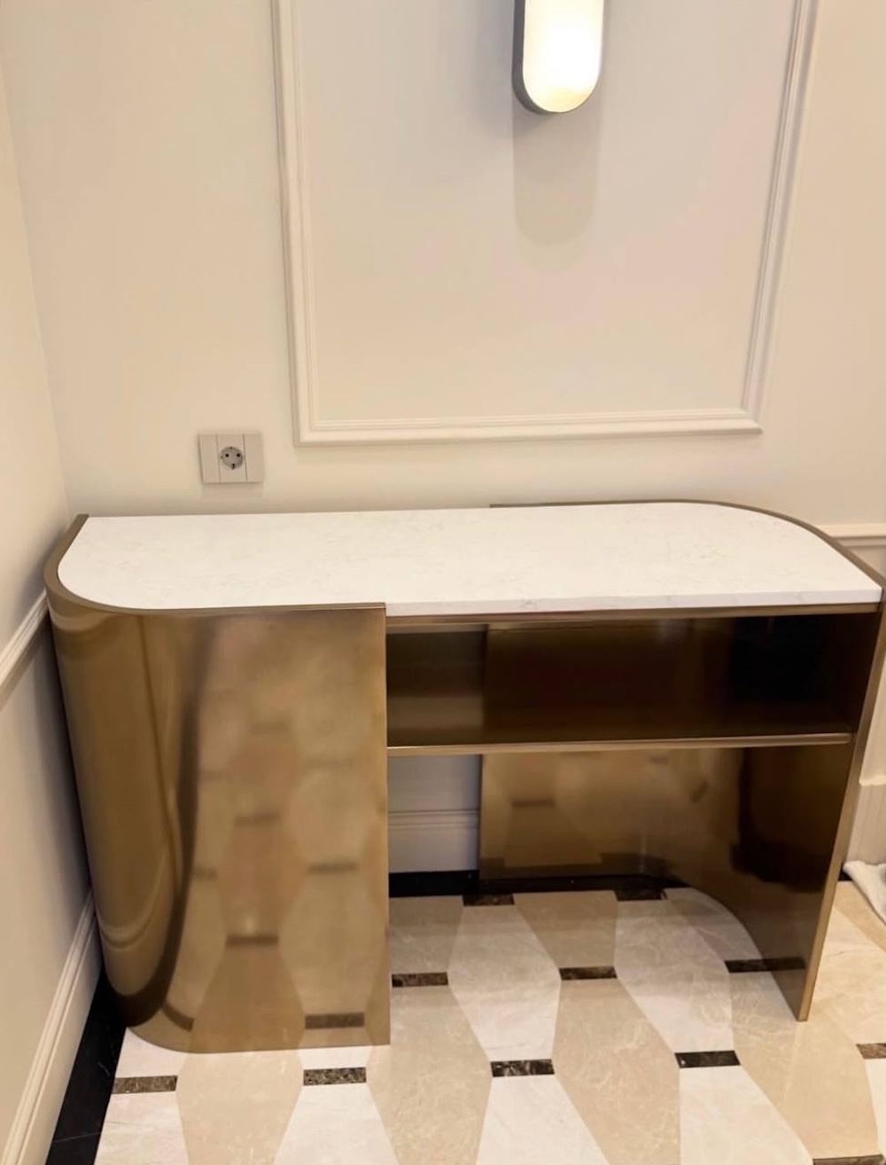 Прихожая с акцентными деталями в жидком металле