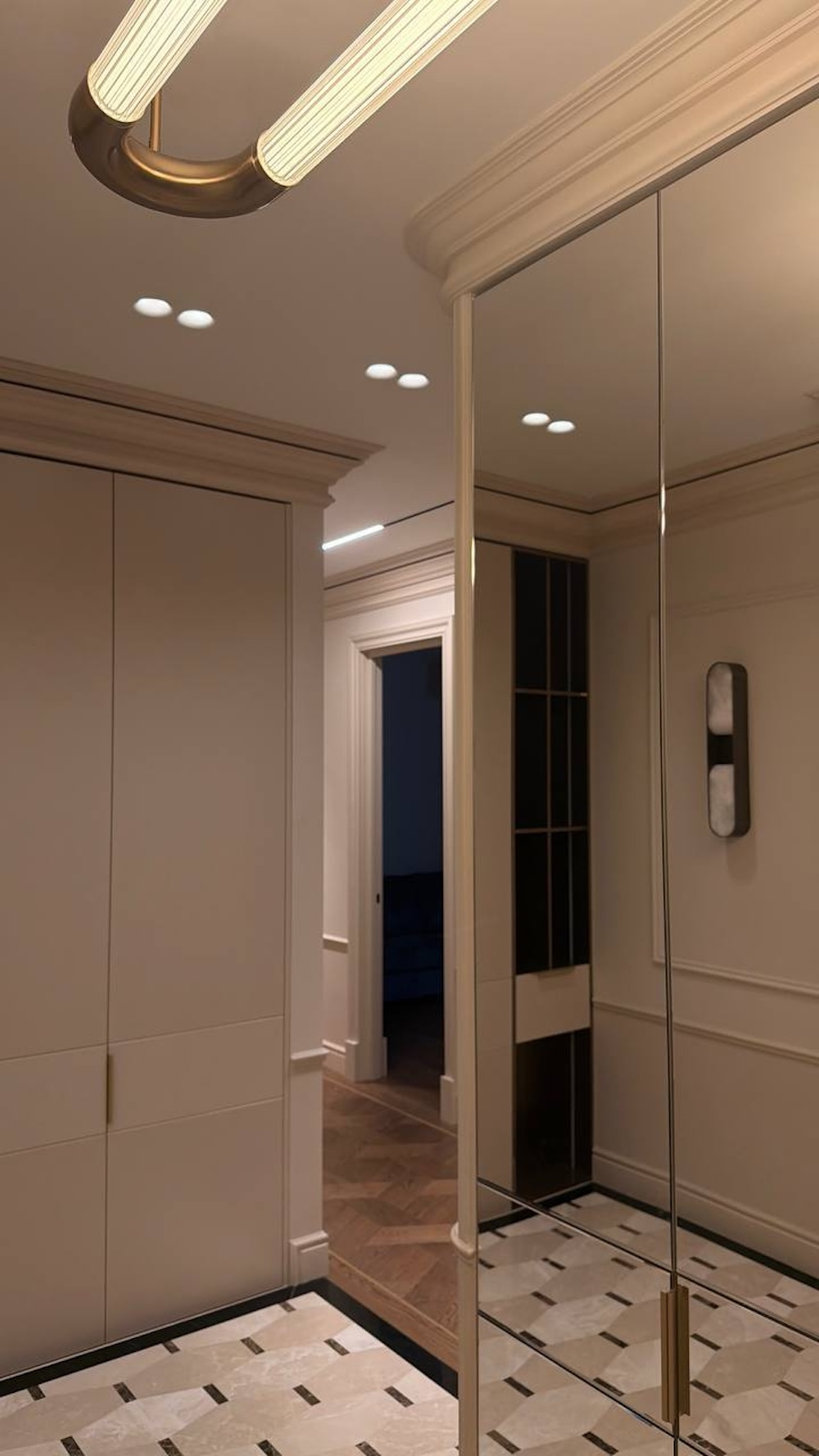 Прихожая с акцентными деталями в жидком металле