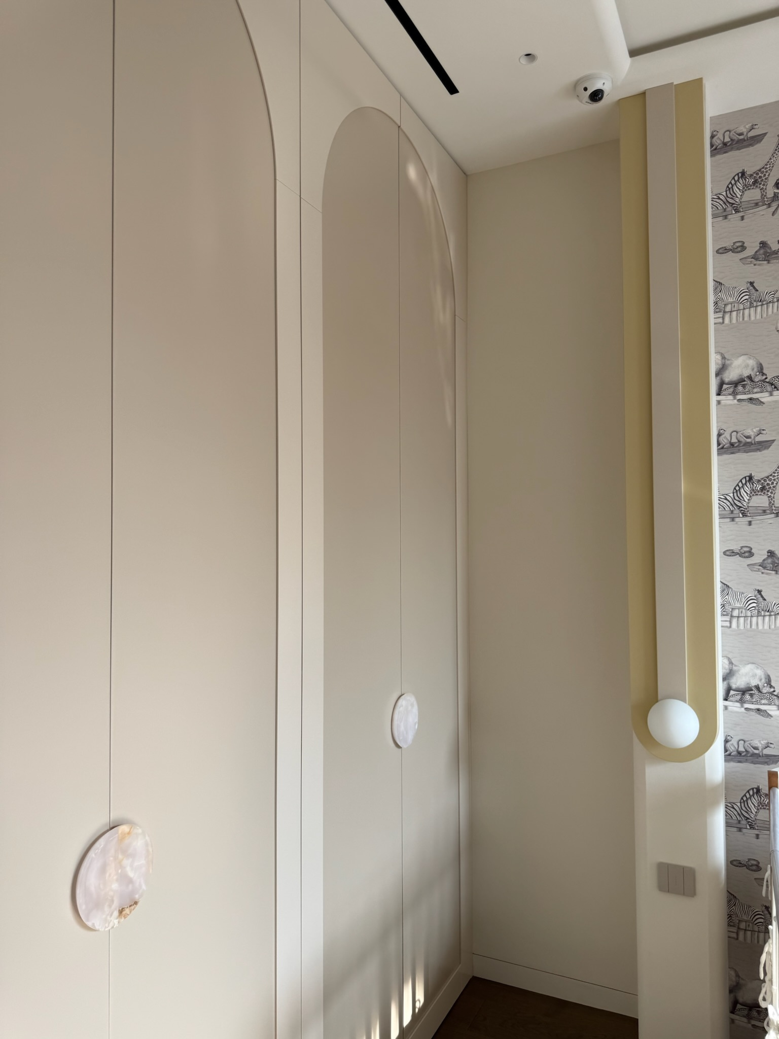 Шкаф с радиусными углами в детскую