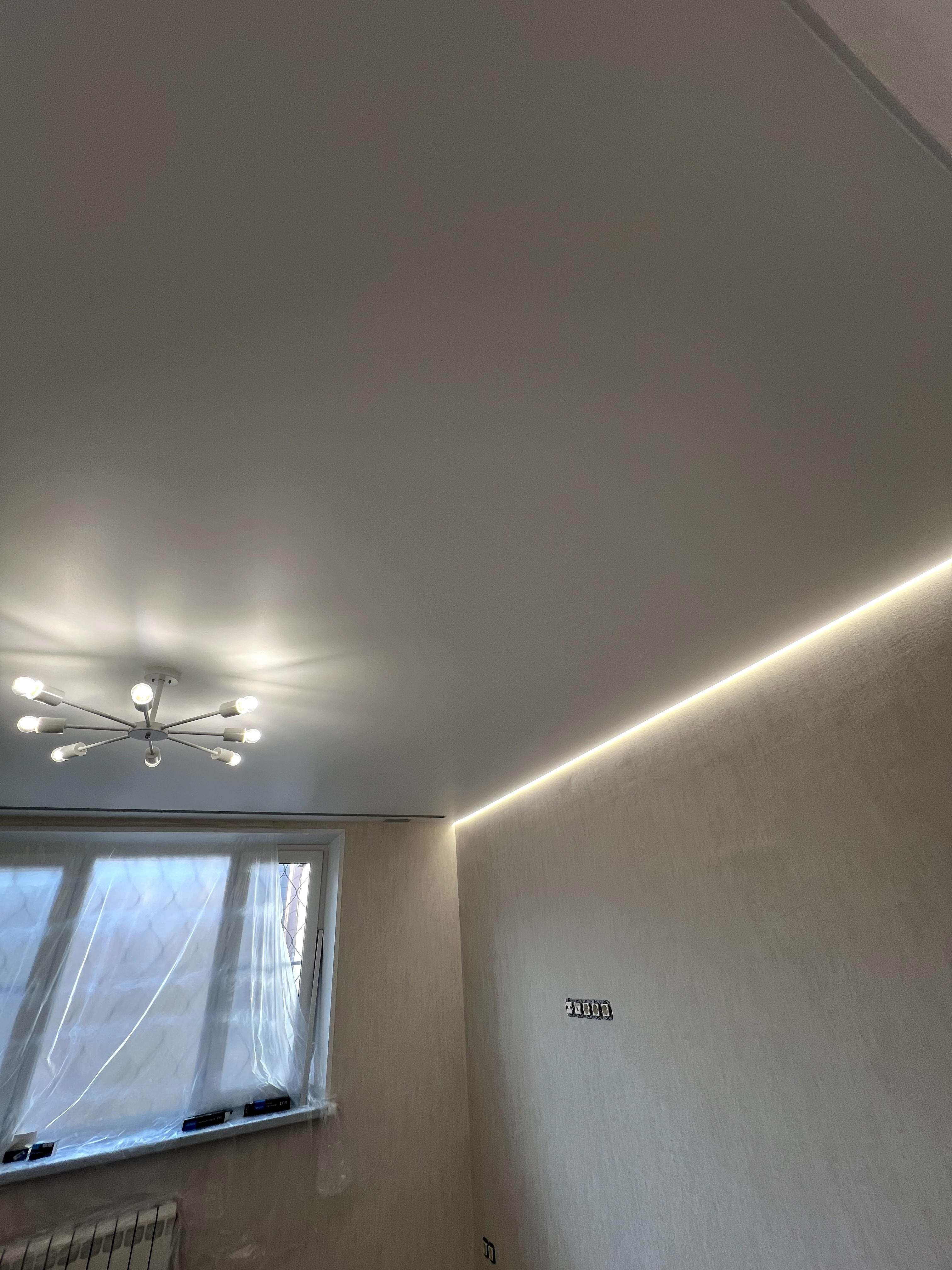 Обложка проекта: Парящие натяжные потолки в квартире