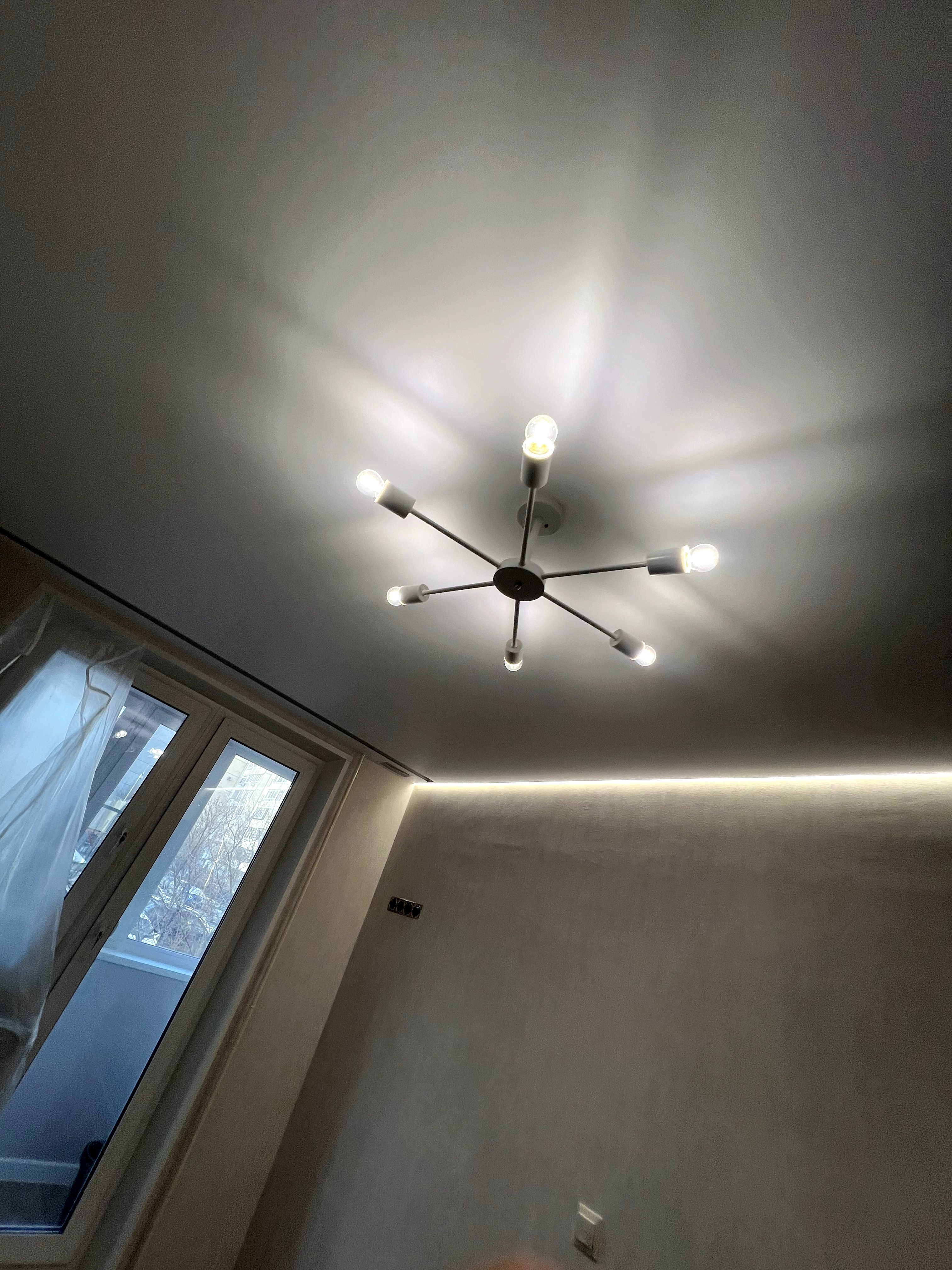 Парящие натяжные потолки в квартире