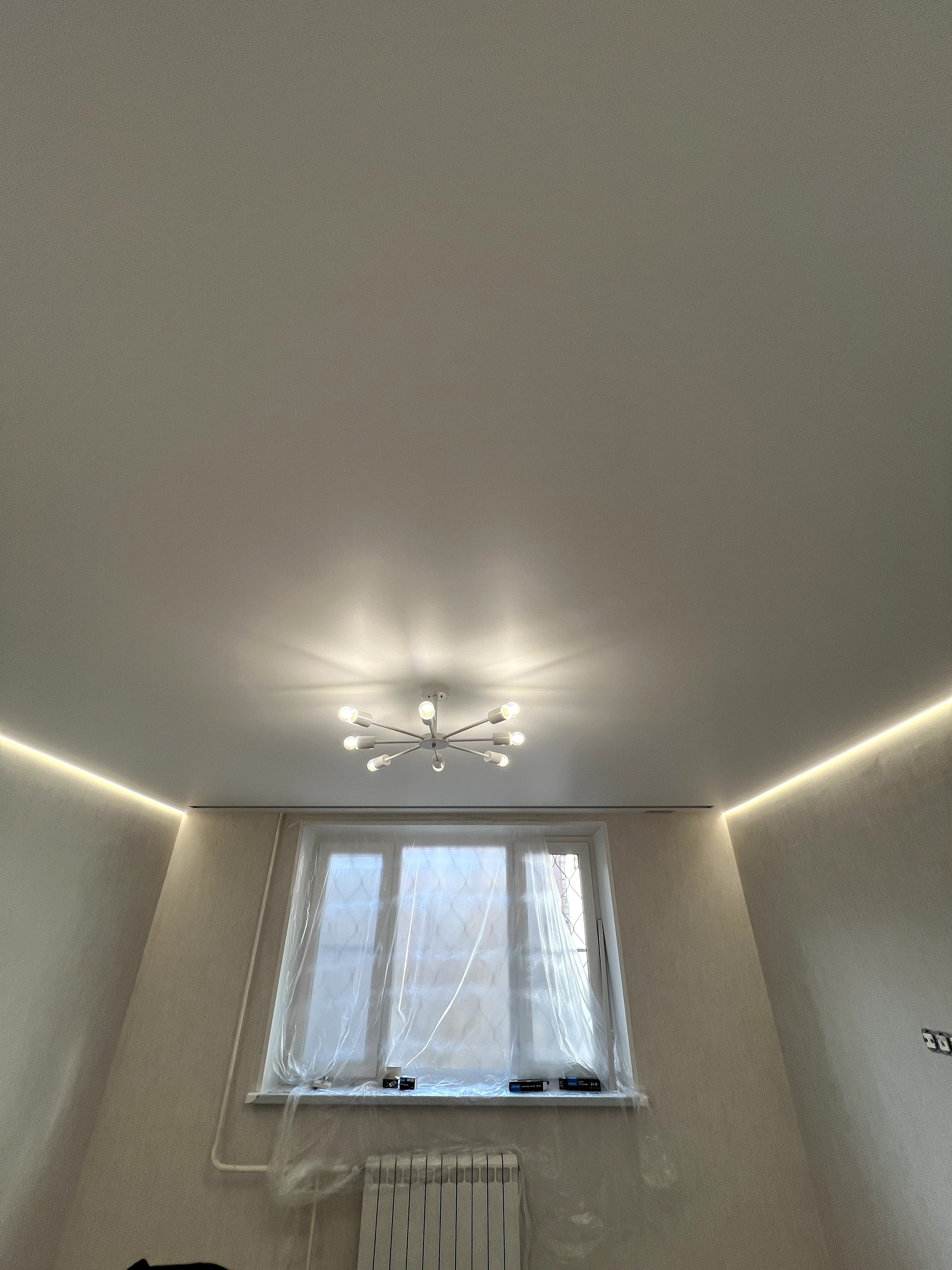 Обложка альбома: Белый матовый натяжной потолок со светильниками от компании "К-потолки"