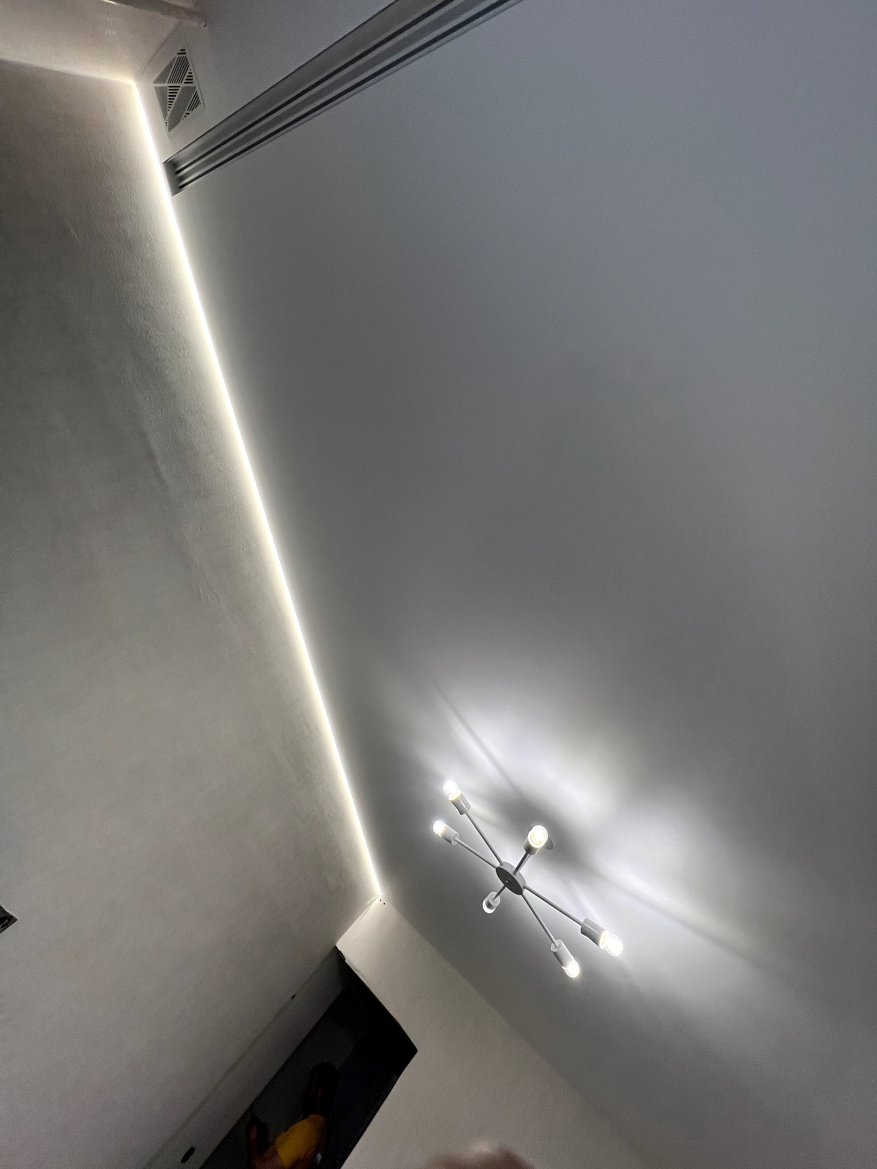 Парящие натяжные потолки в квартире