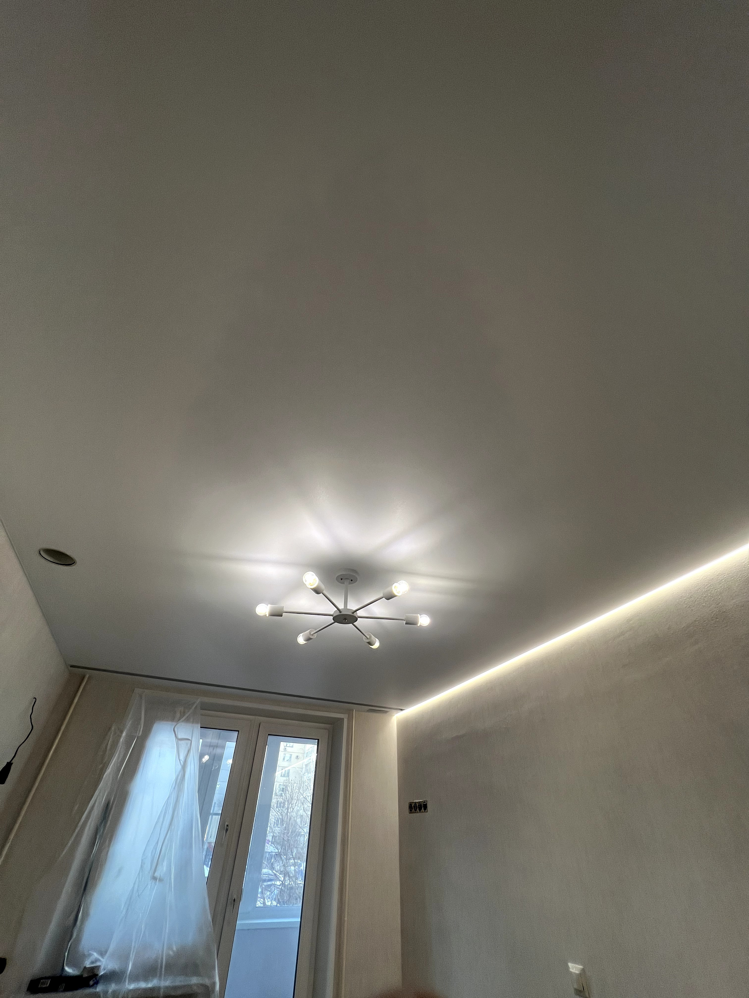 Парящие натяжные потолки в квартире