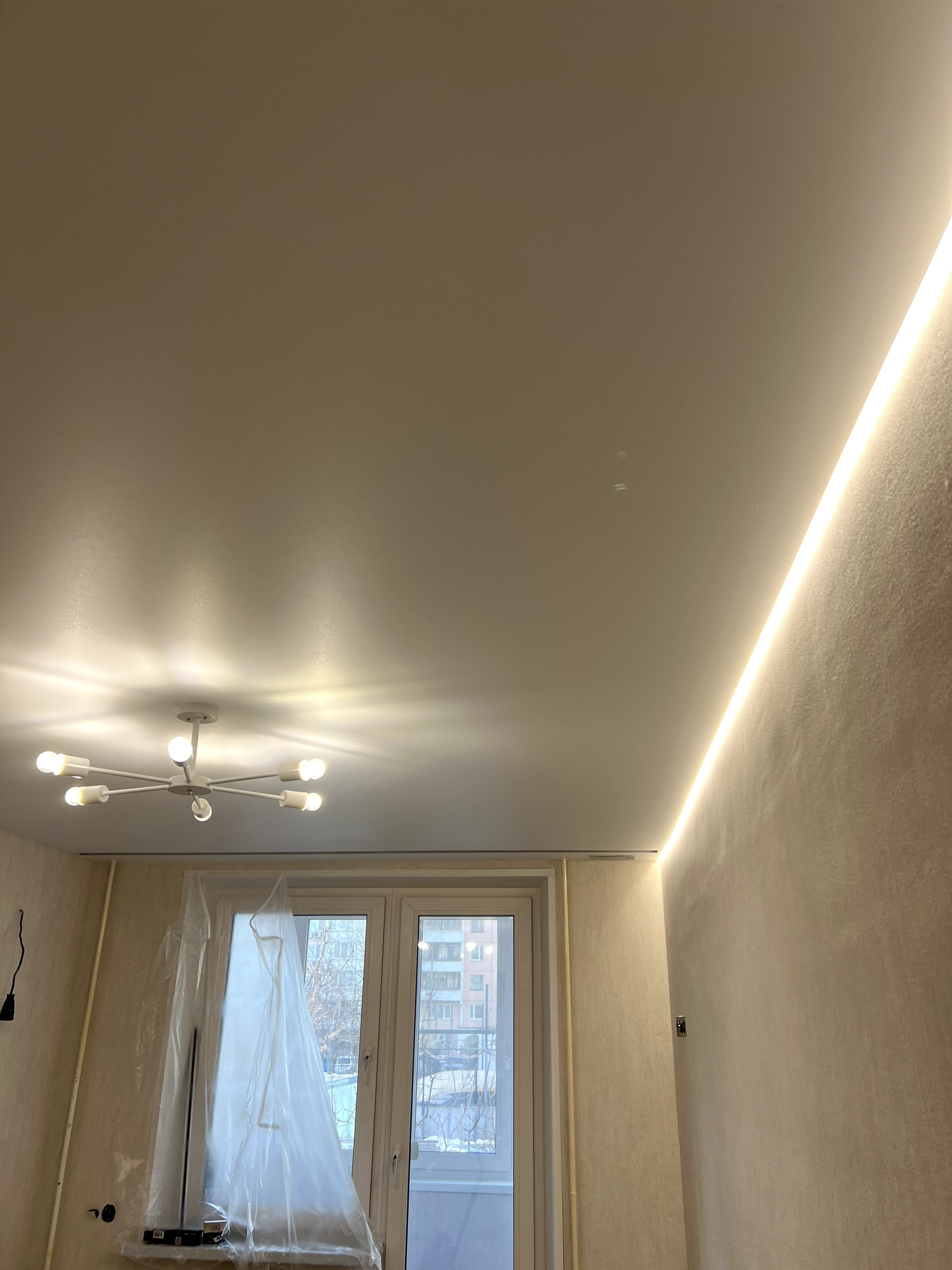 Парящие натяжные потолки в квартире