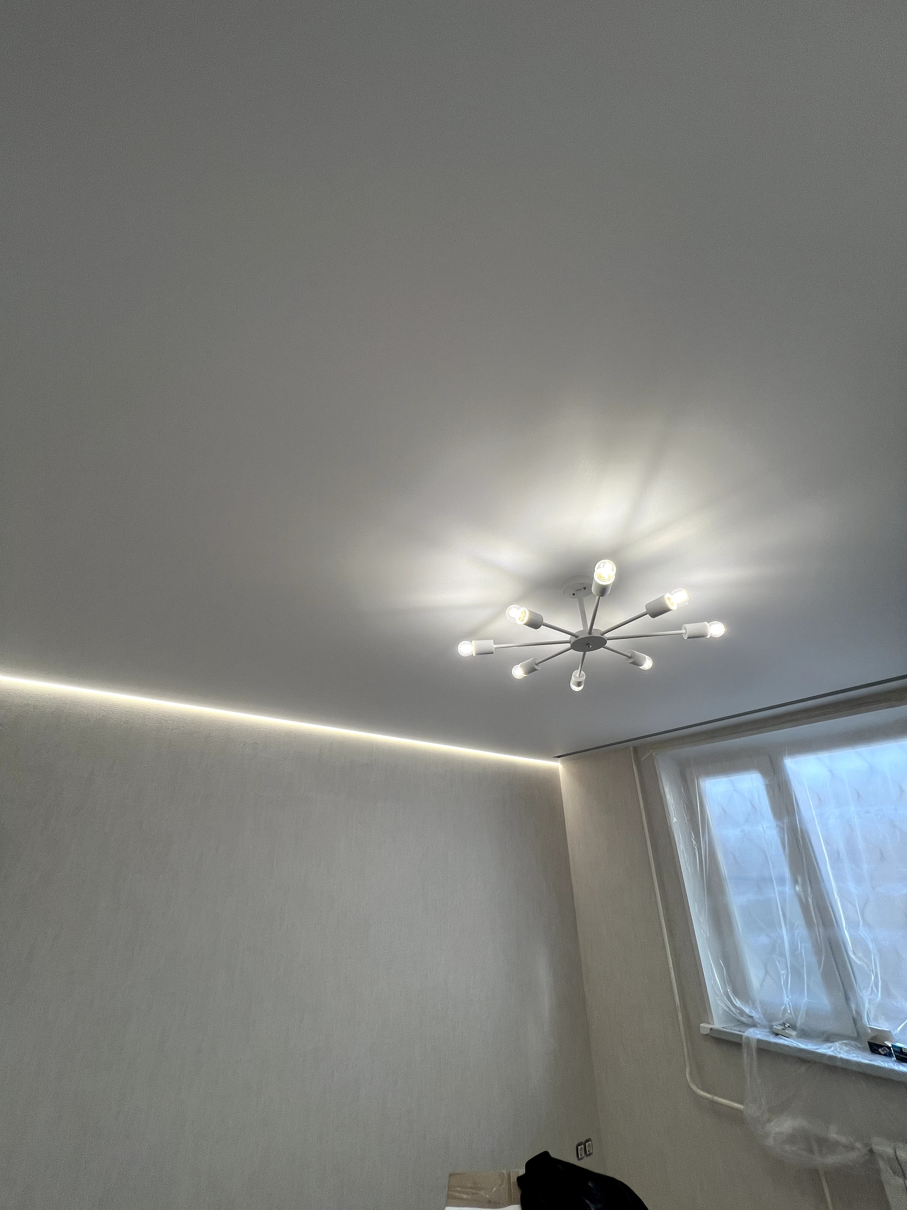 Парящие натяжные потолки в квартире