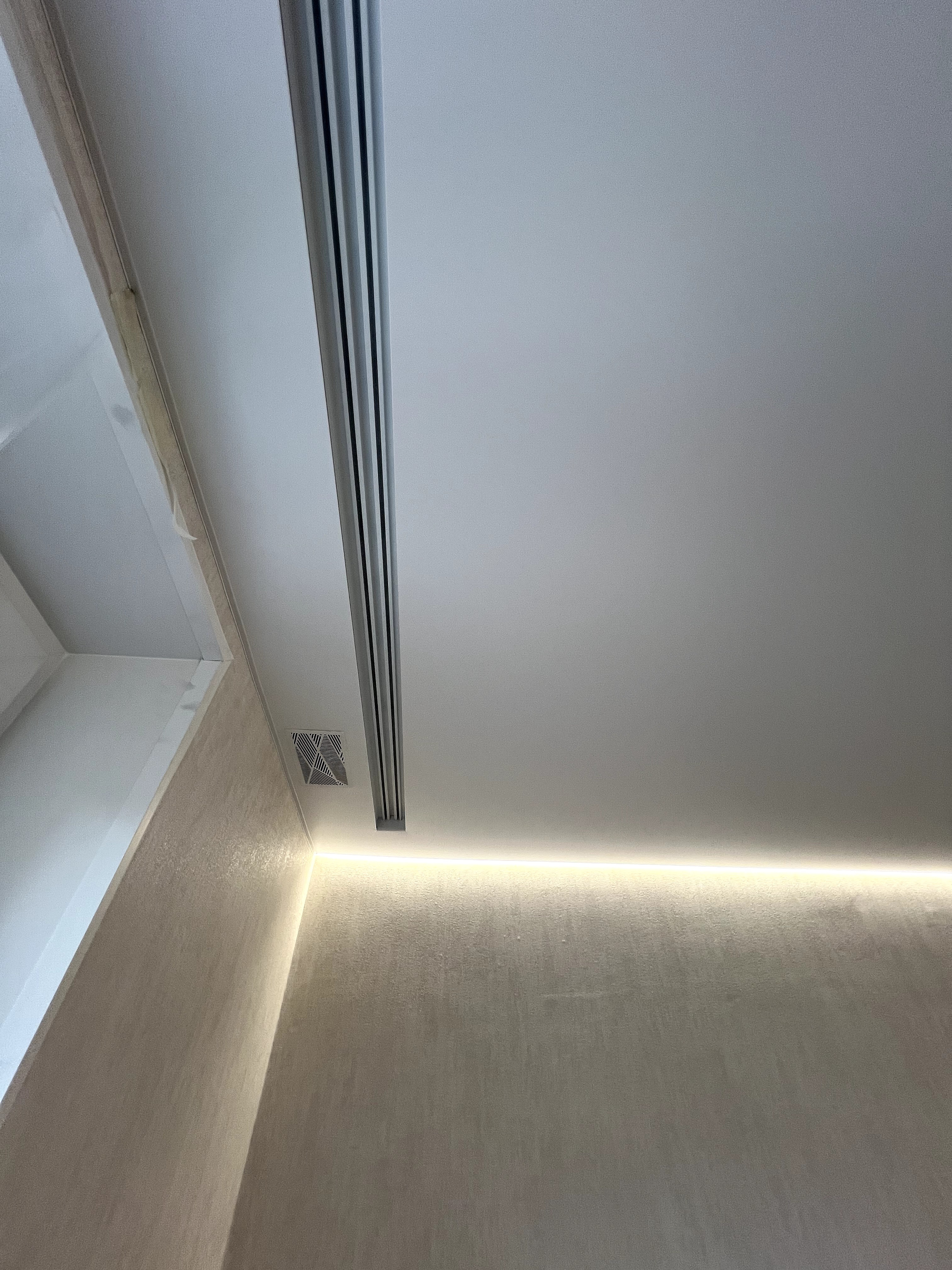 Парящие натяжные потолки в квартире