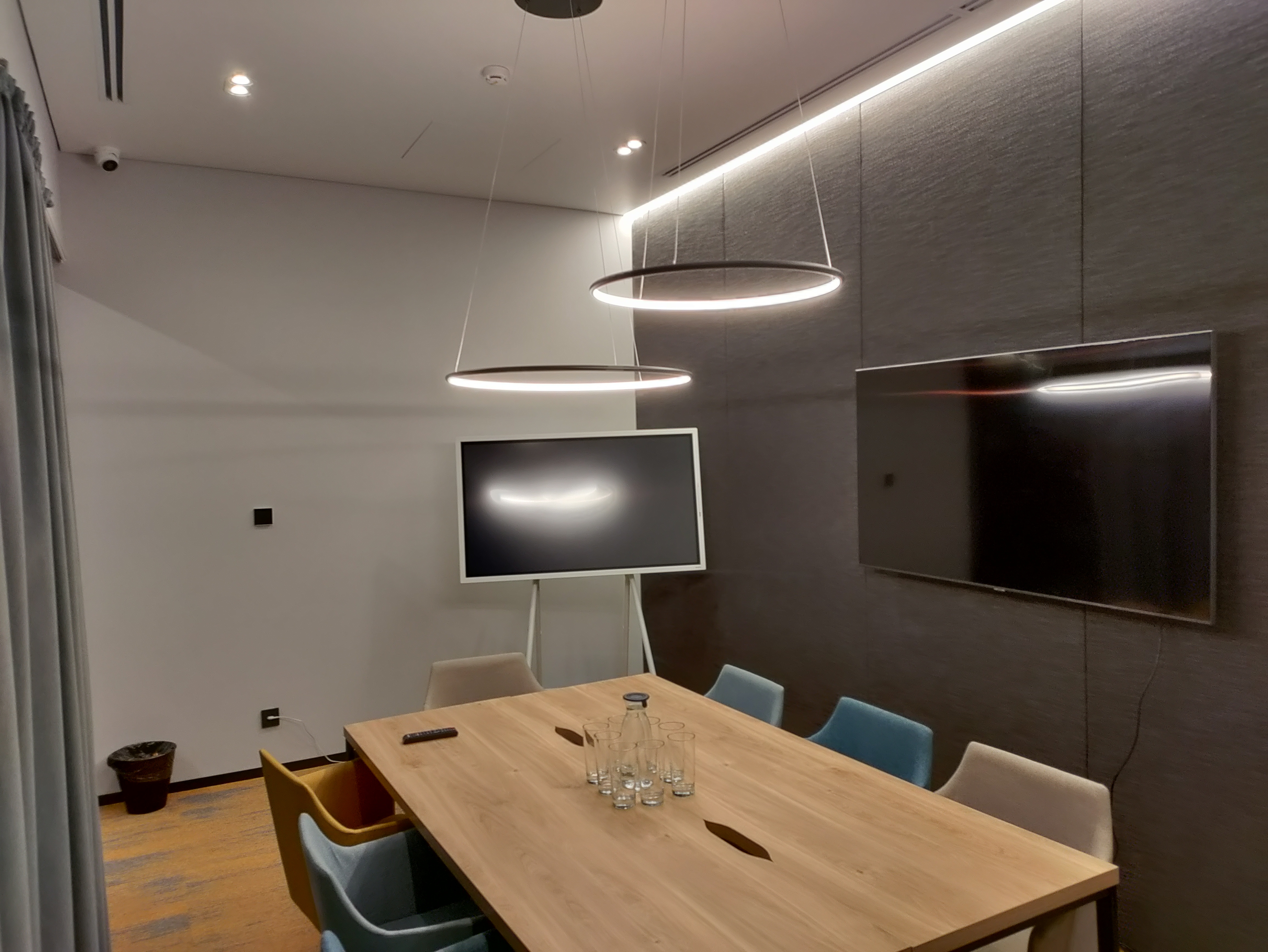 Установка натяжных потолков в офисном здании. г.Москва