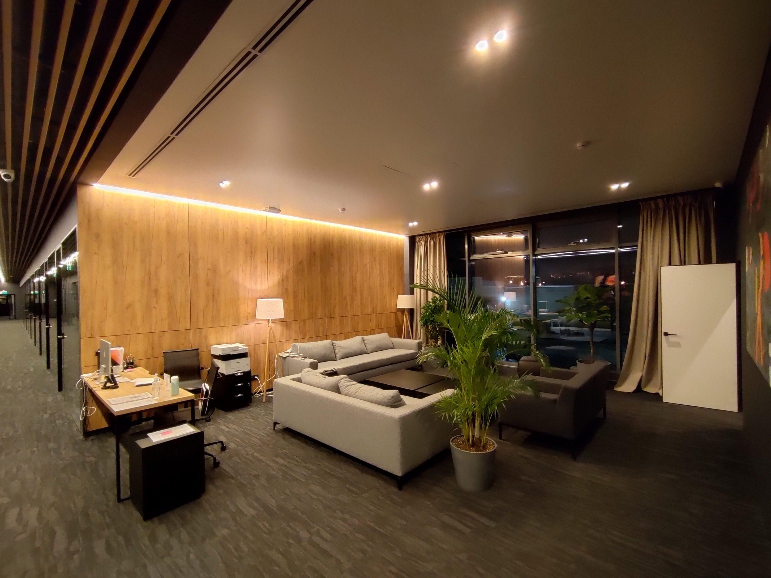 Установка натяжных потолков в офисном здании. г.Москва