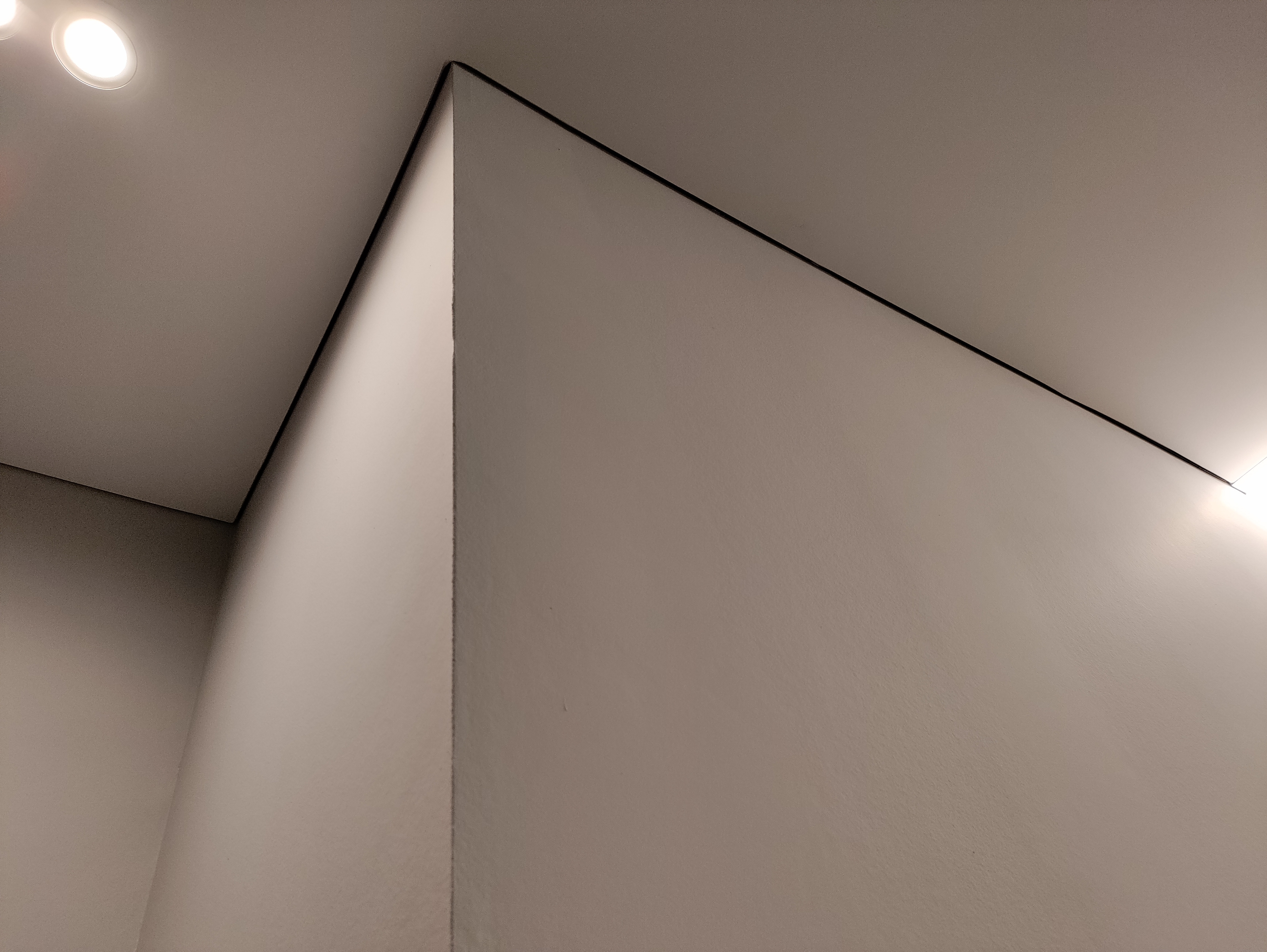 Установка натяжных потолков в офисном здании. г.Москва