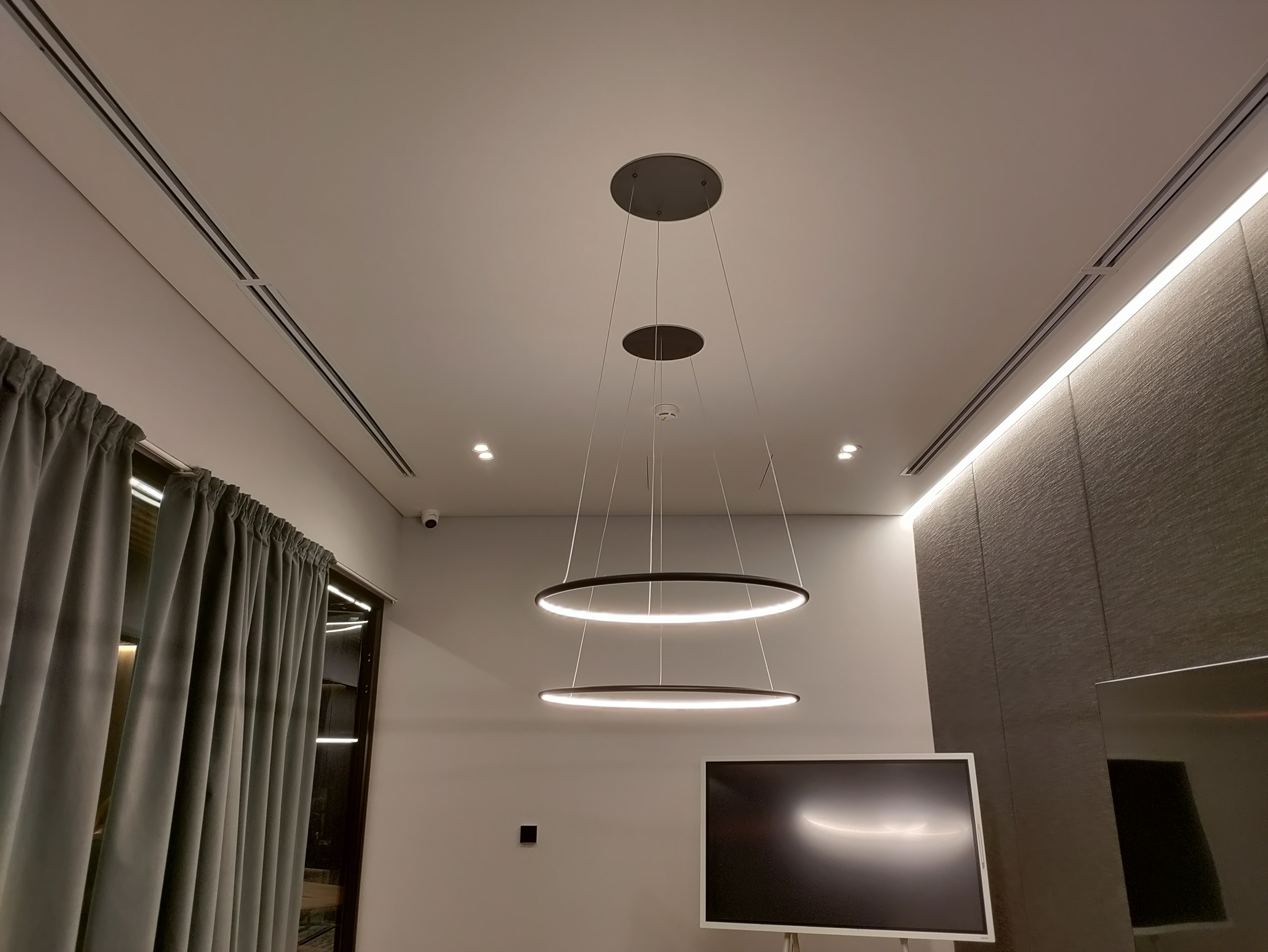 Установка натяжных потолков в офисном здании. г.Москва