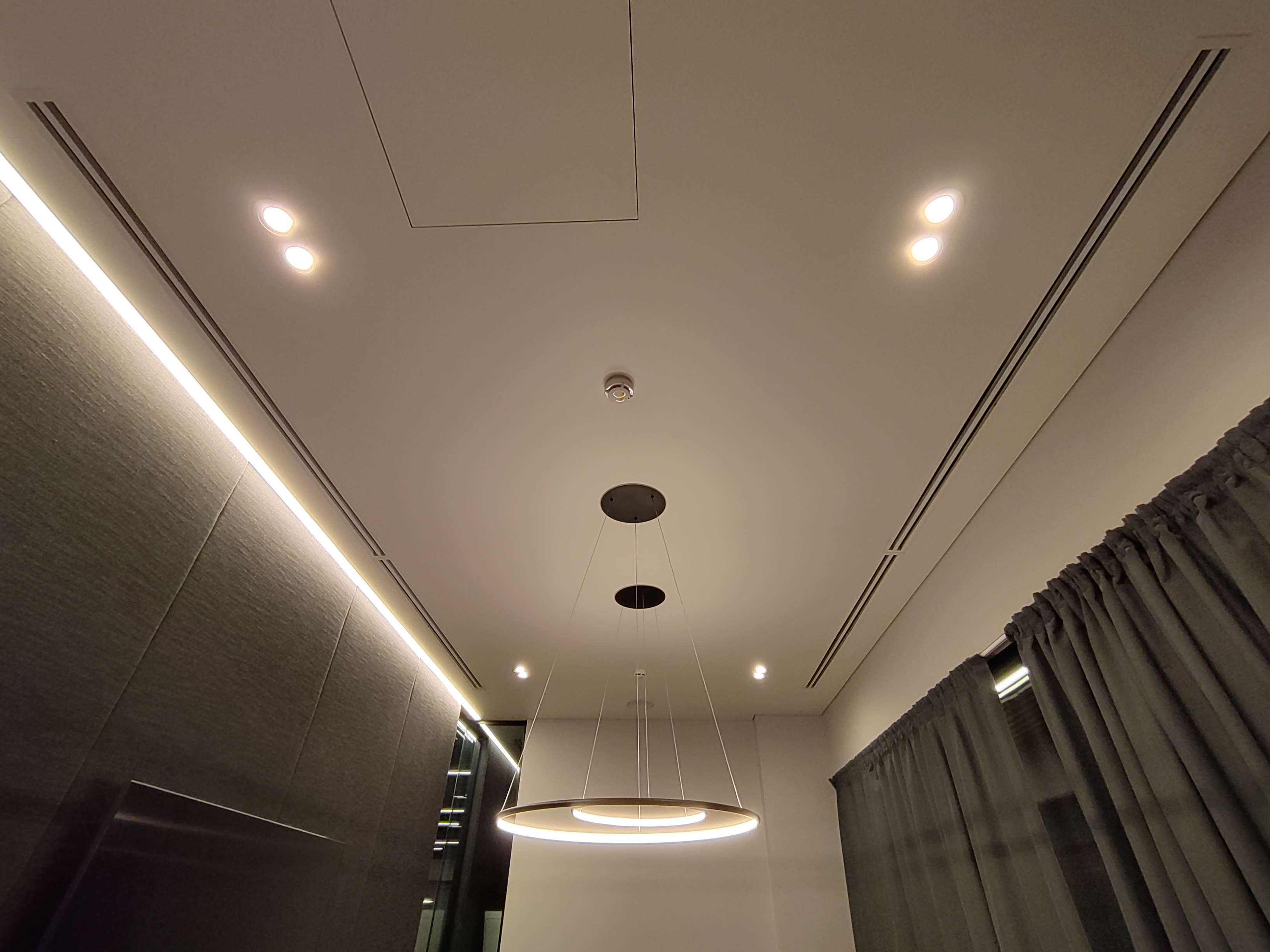 Установка натяжных потолков в офисном здании. г.Москва