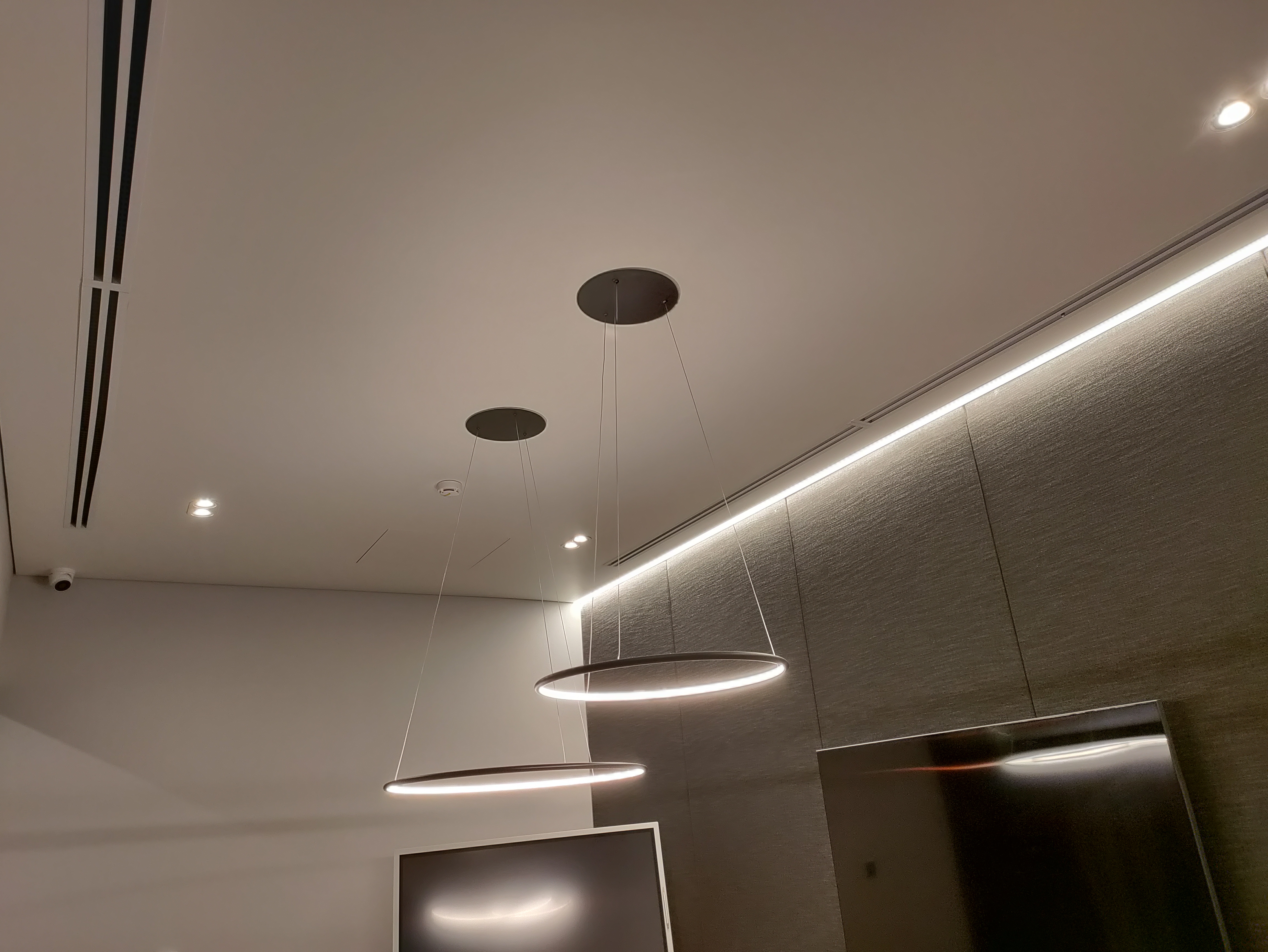 Установка натяжных потолков в офисном здании. г.Москва