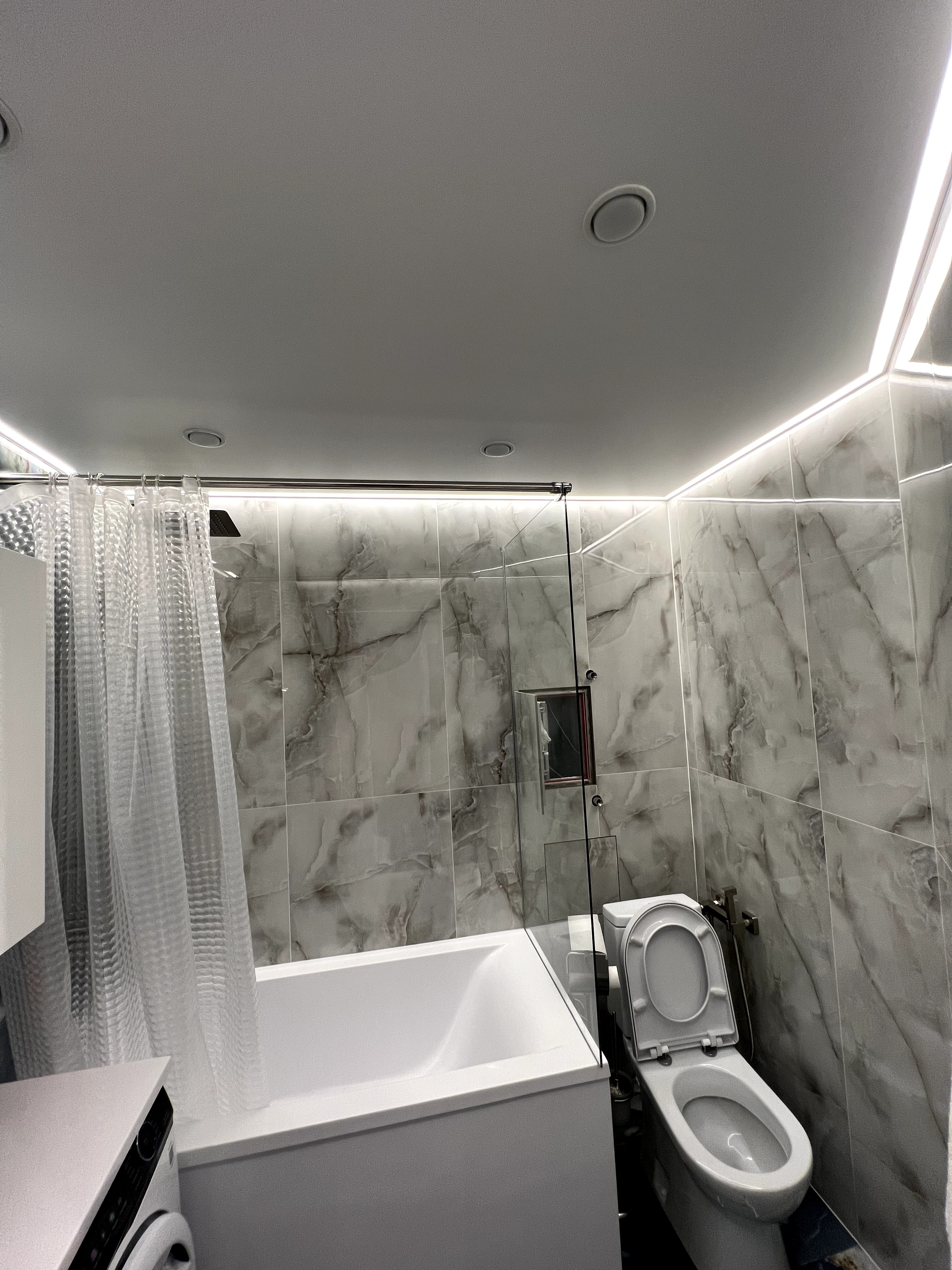 Контурные натяжные потолки Как основное освещение в помещении