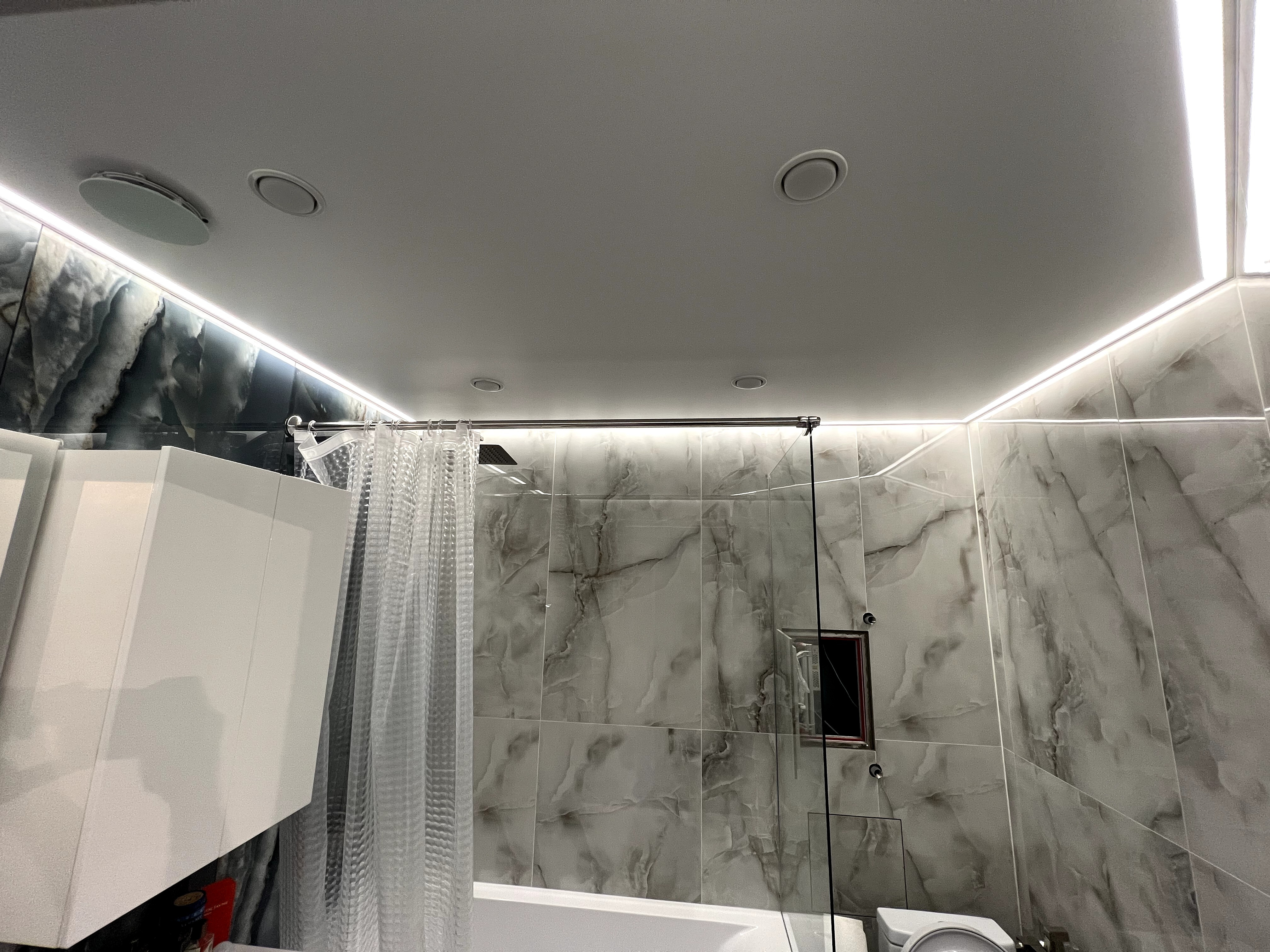 Контурные натяжные потолки Как основное освещение в помещении