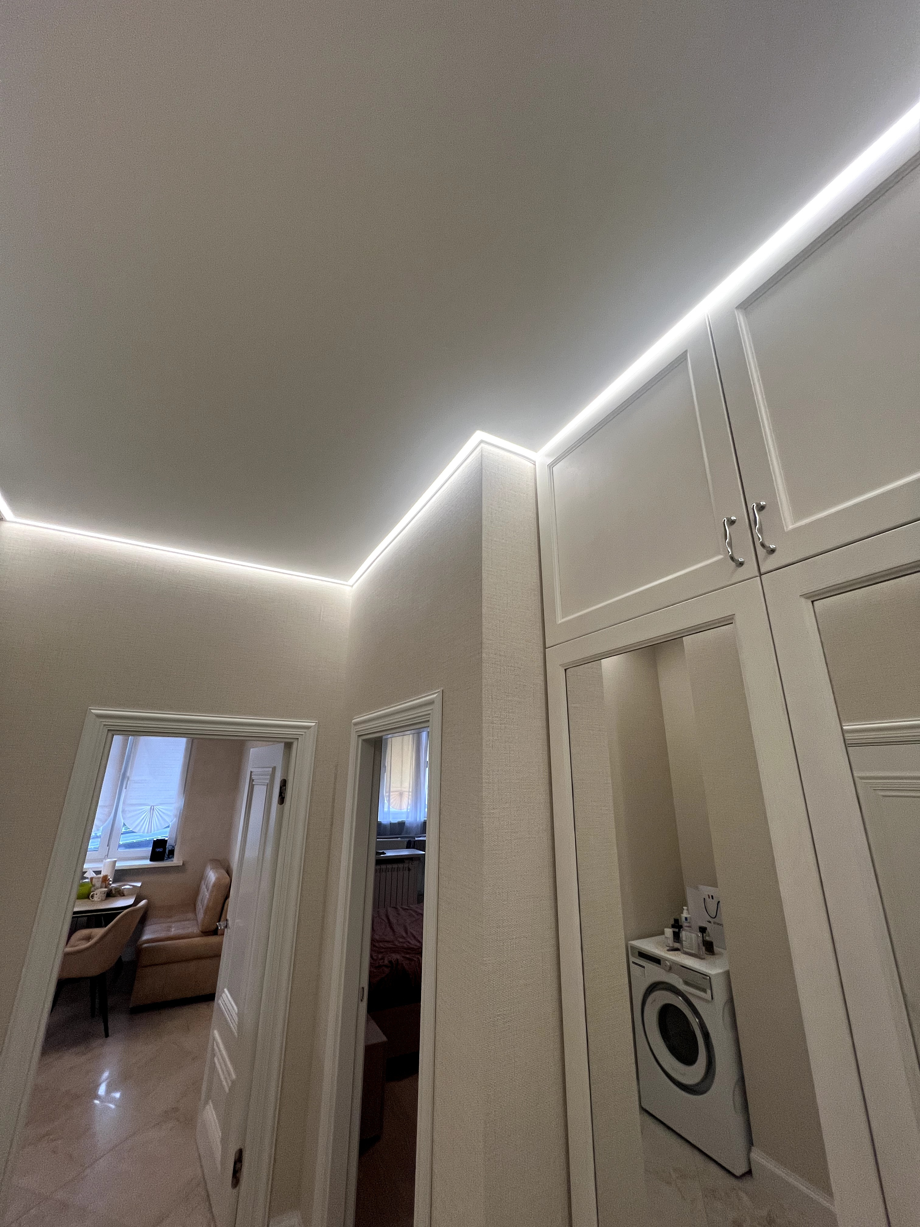 Контурные натяжные потолки Как основное освещение в помещении