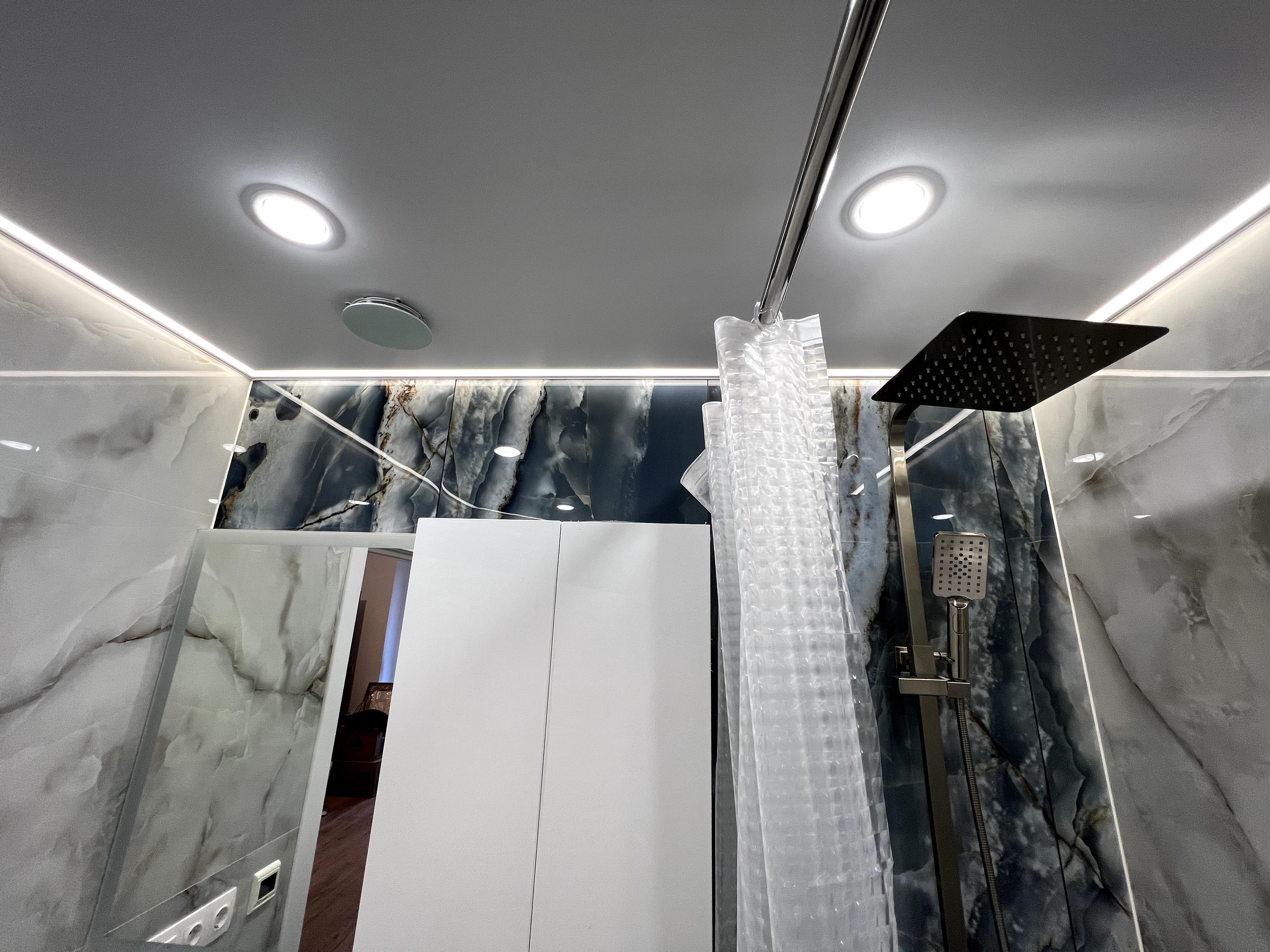 Контурные натяжные потолки Как основное освещение в помещении