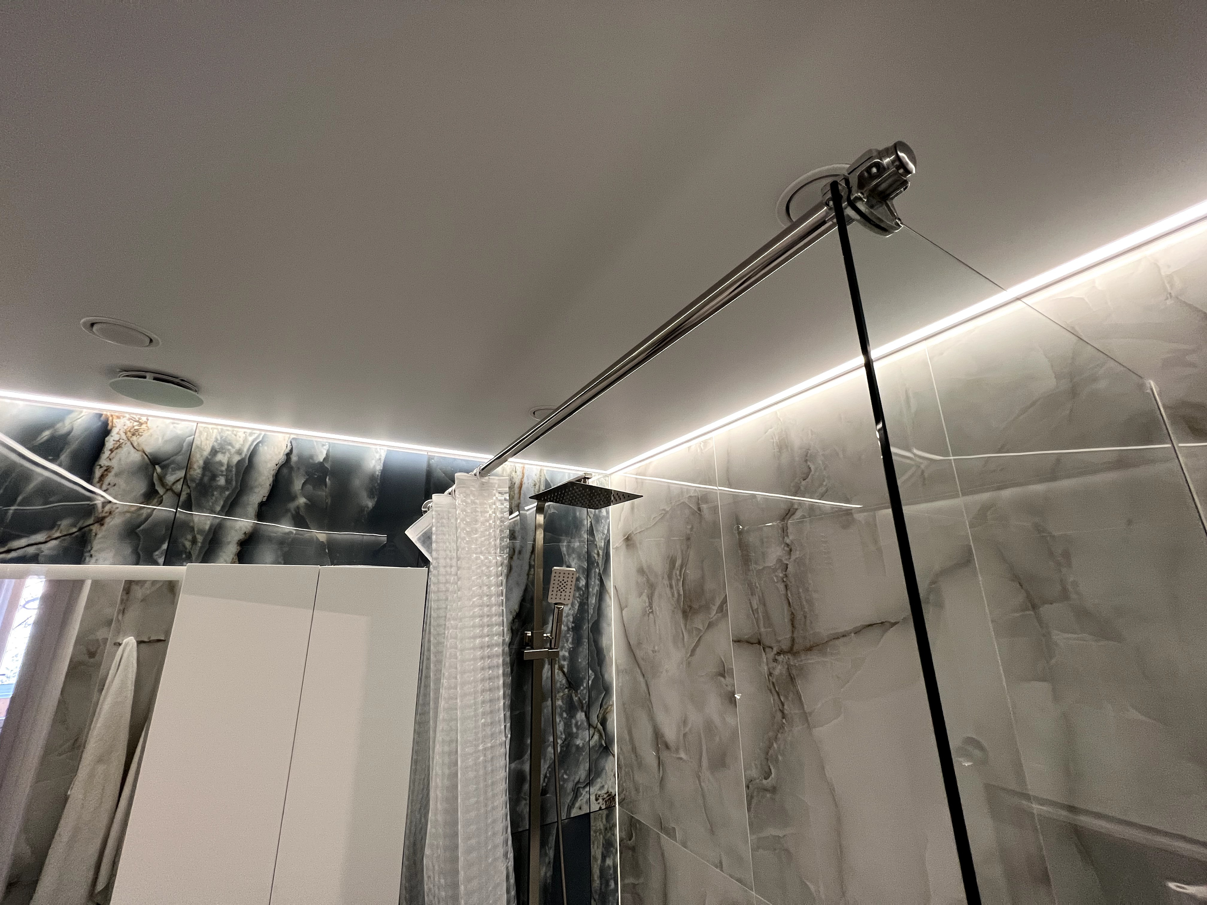 Контурные натяжные потолки Как основное освещение в помещении