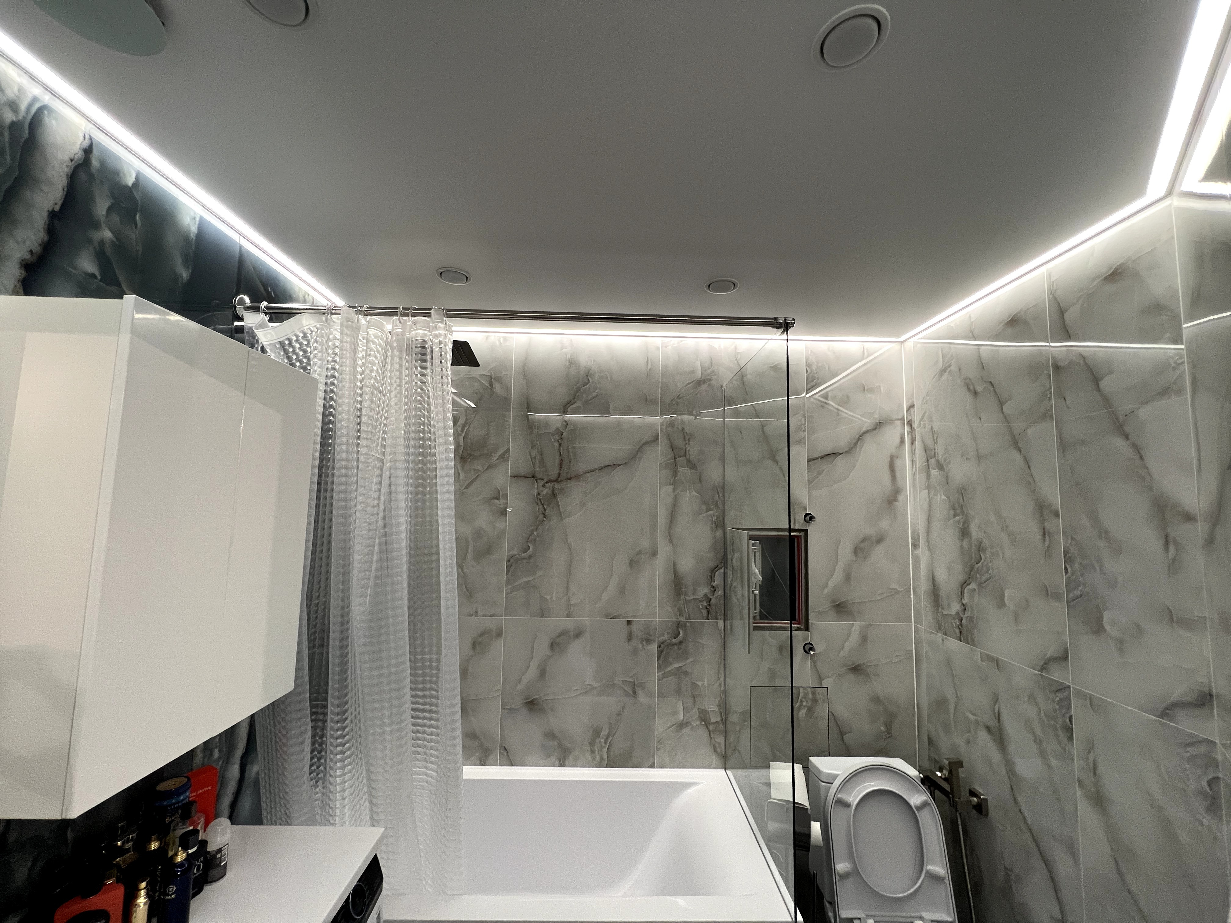 Контурные натяжные потолки Как основное освещение в помещении