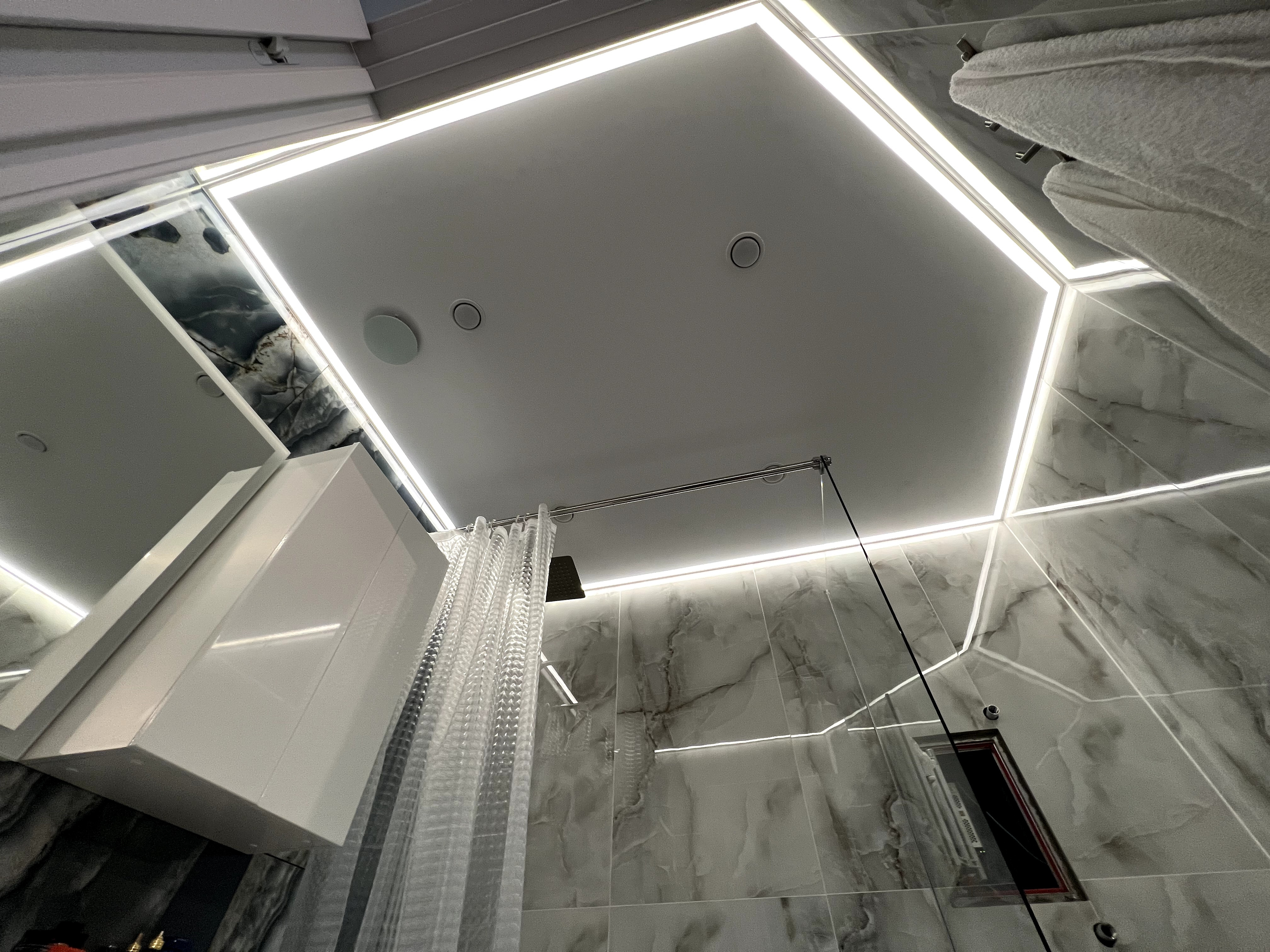 Контурные натяжные потолки Как основное освещение в помещении