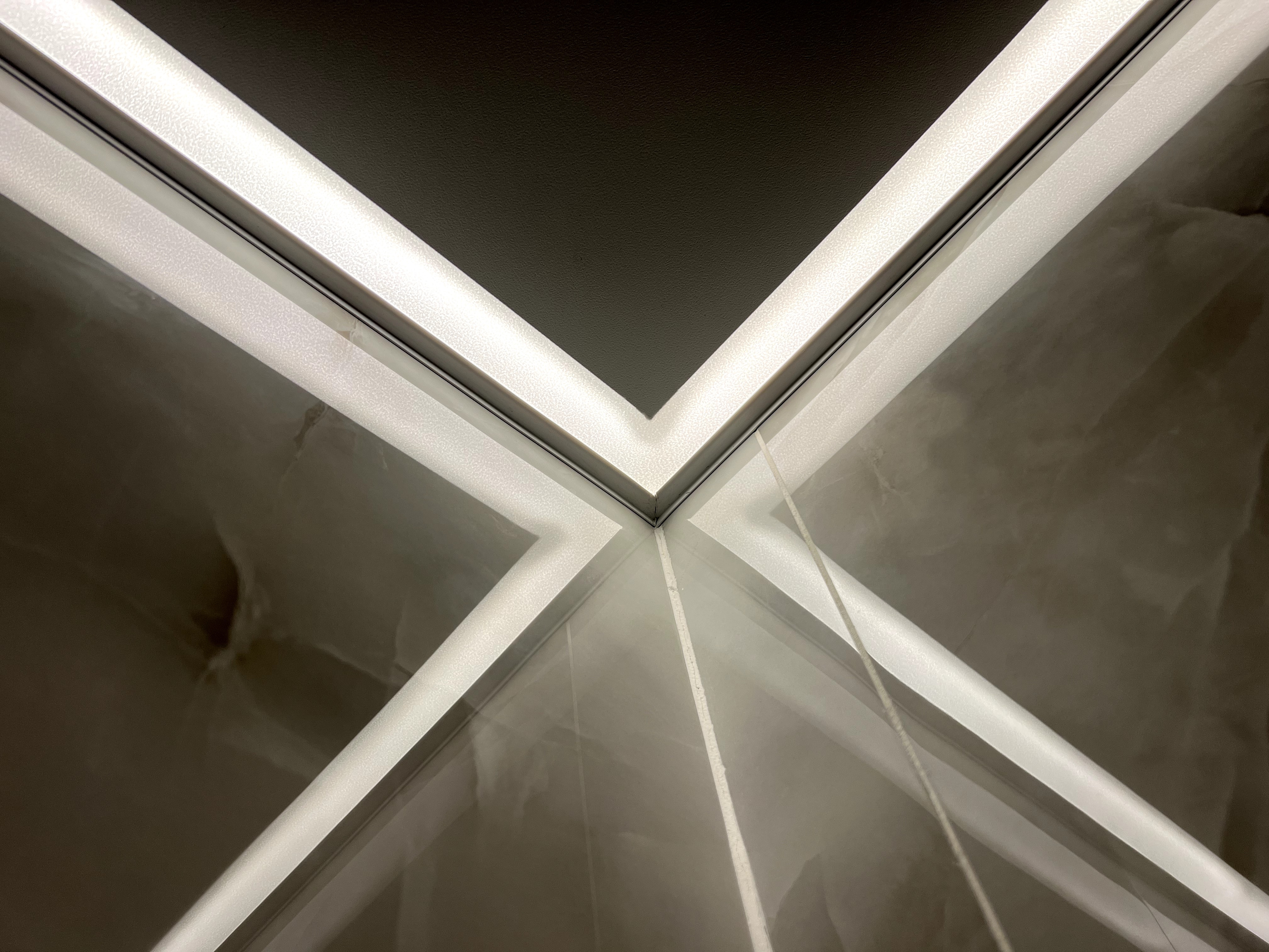 Контурные натяжные потолки Как основное освещение в помещении