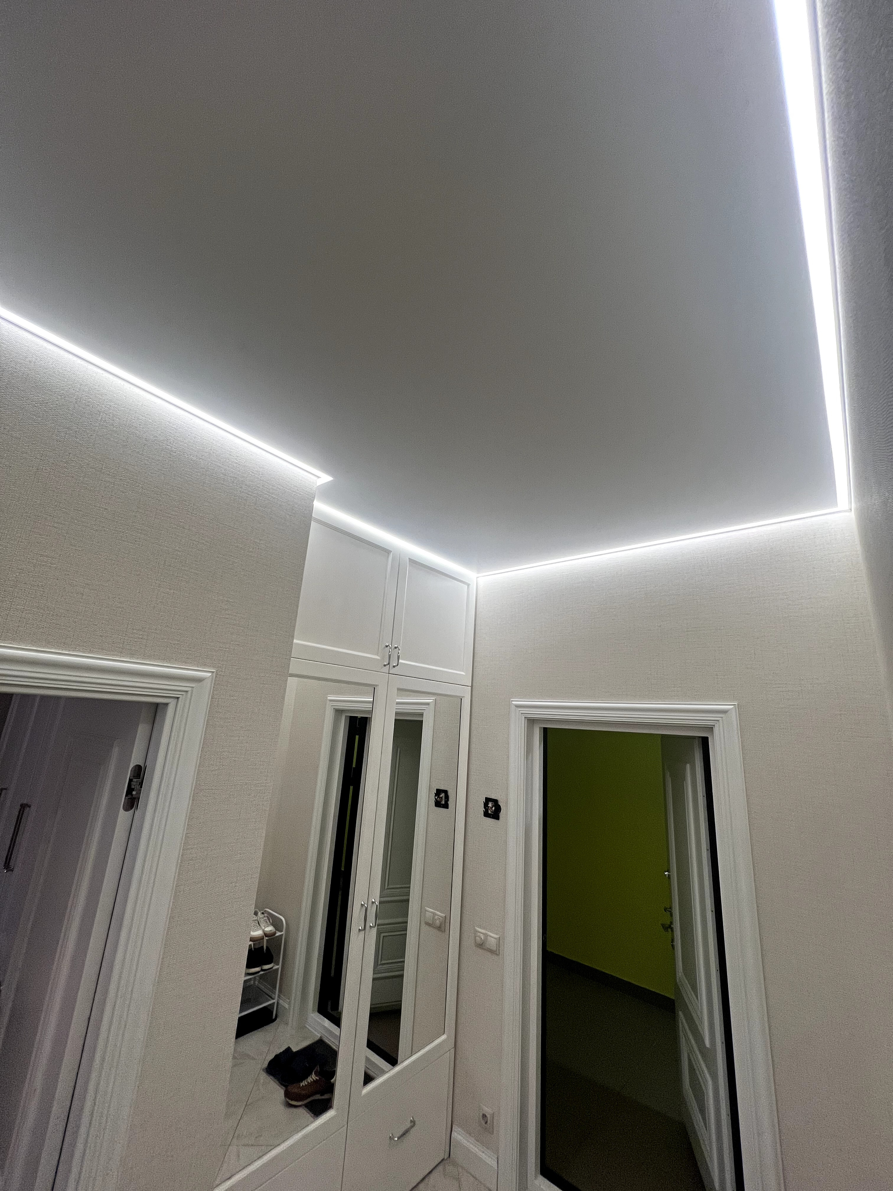 Контурные натяжные потолки Как основное освещение в помещении