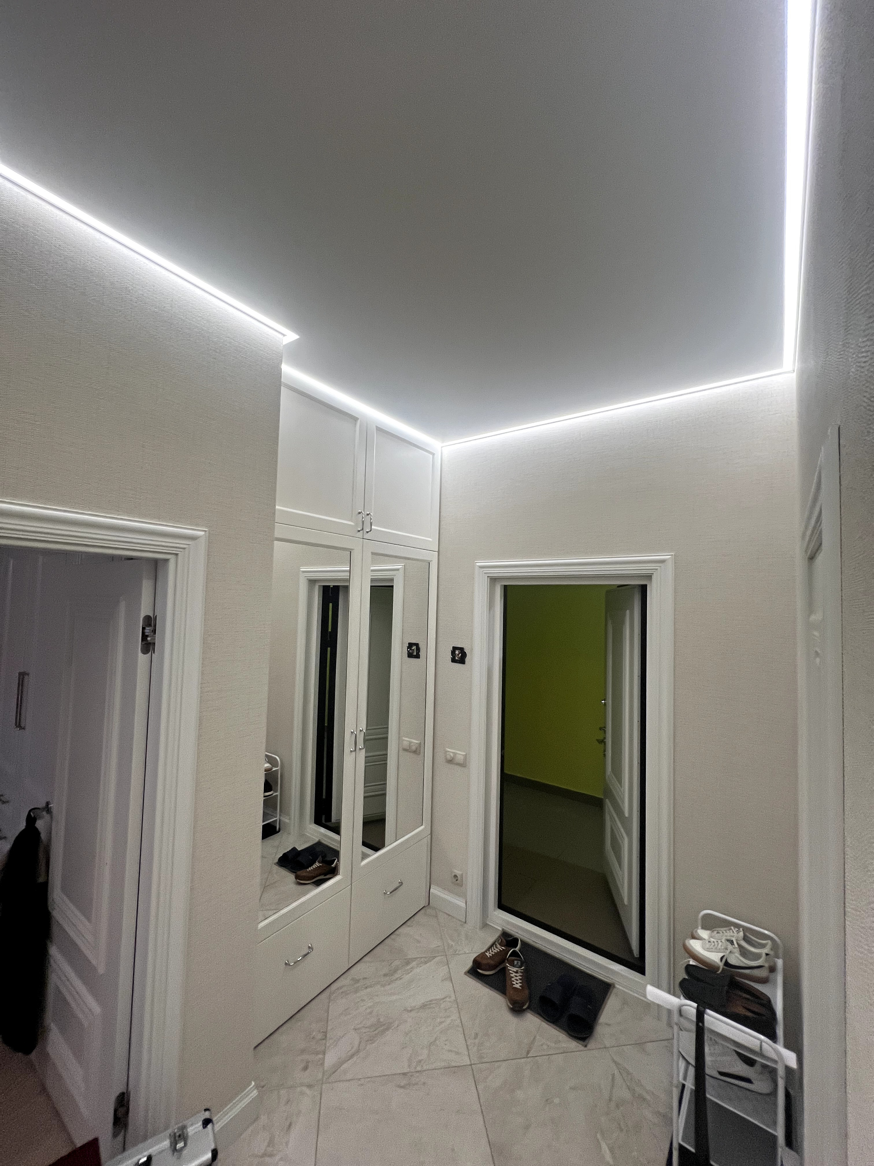 Контурные натяжные потолки Как основное освещение в помещении