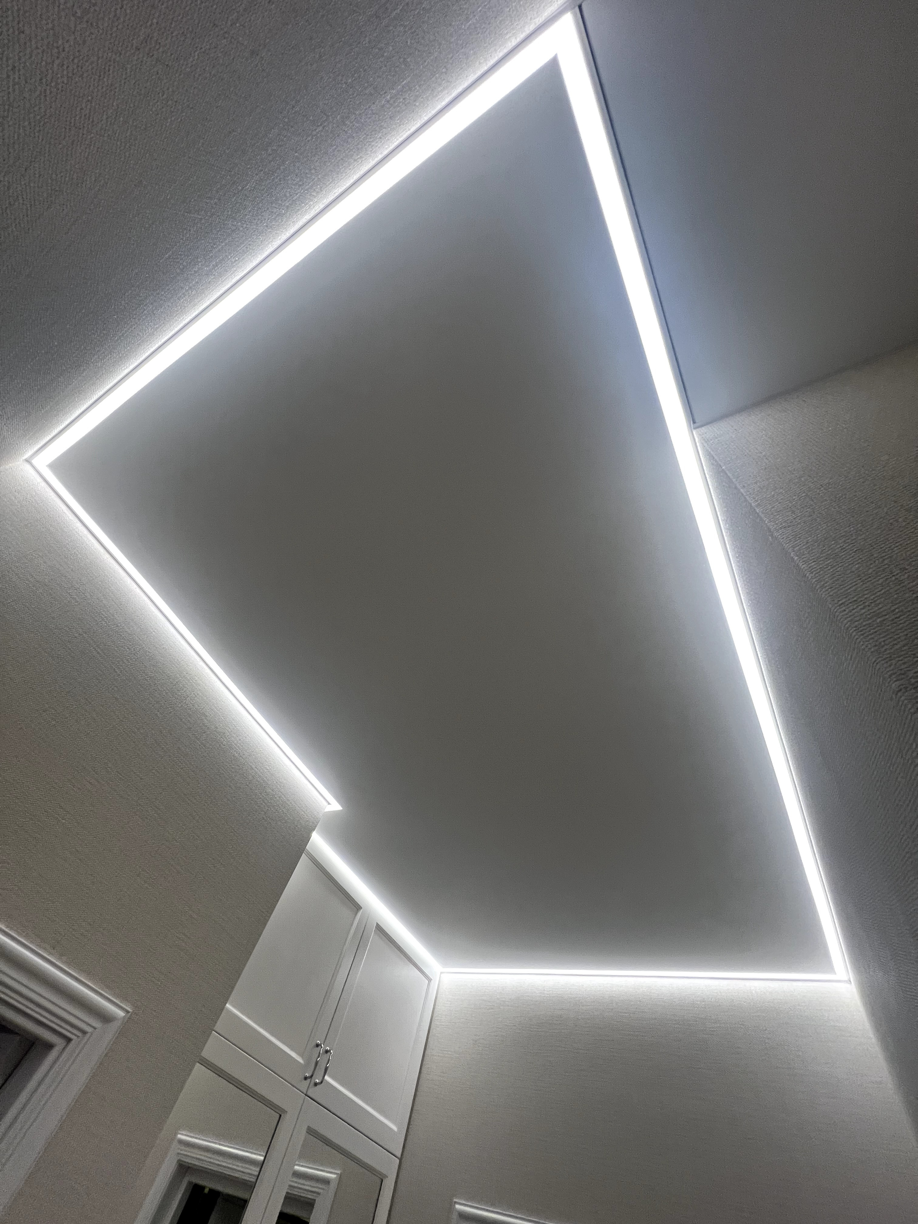 Контурные натяжные потолки Как основное освещение в помещении